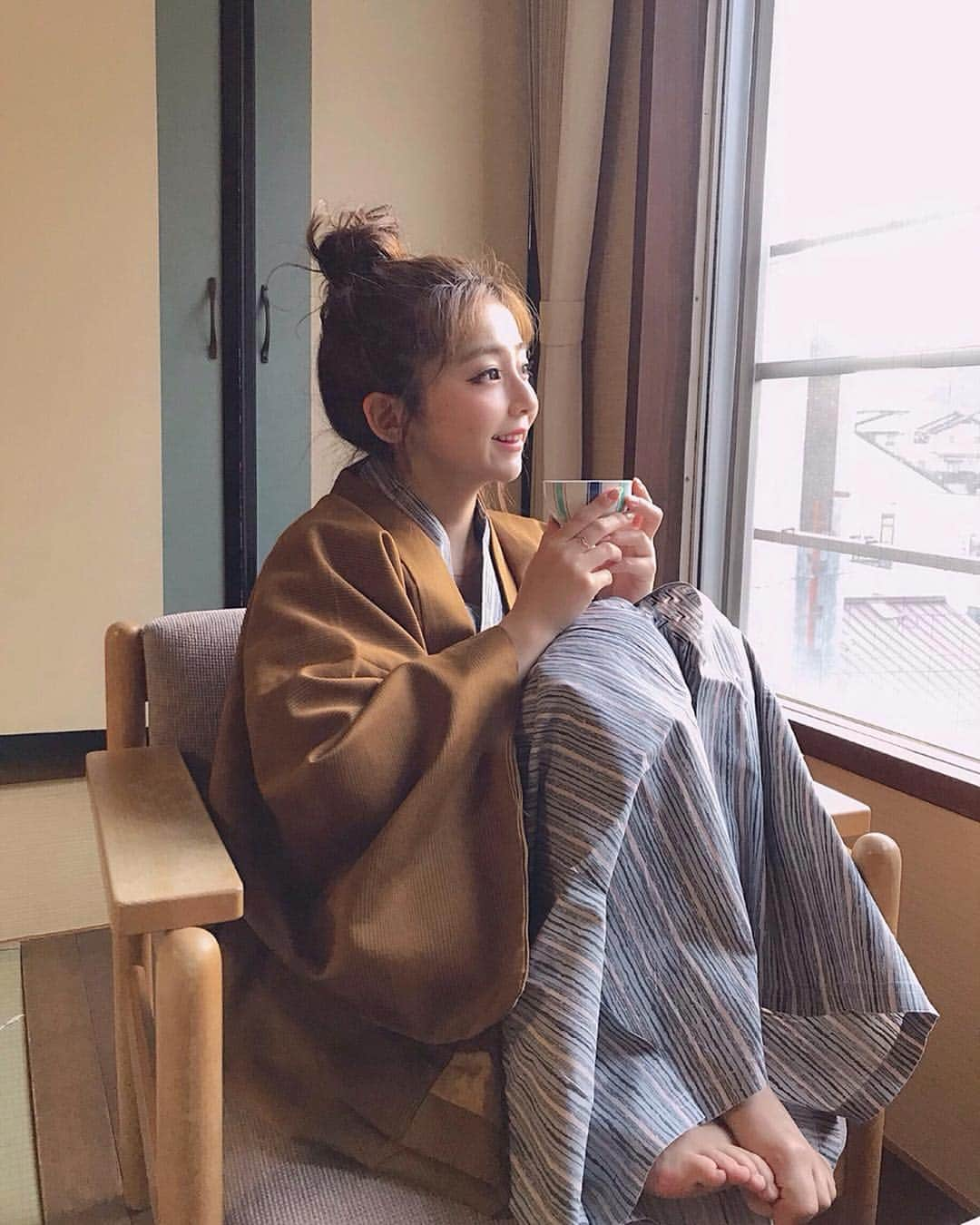 横田亜美さんのインスタグラム写真 - (横田亜美Instagram)「❤︎ . 泊まった宿〜💞💞 最寄駅が木曽福島駅の 街道浪漫おん宿蔦屋🏠🚶‍♀️ . 駅から徒歩20分なので 私はタクシーで向かいました💦 . 夜ごはんよりも朝ごはんが 美味しすぎて個人的ツボだった💞 . 温泉は2種類あったよ♨️ 癒された〜〜🧖‍♀️💞💞 . そしてそして！！ 今日は馬籠の方に遊びに行ったよ💞 . 昨日今日と木曽路フリーきっぷを使って 散策したんだ🏔🚞🎫 . お買い物券もついてて お土産も買えたよ〜💞💞💞 . 五平餅が有名みたいで 早速食べたんだけど、、、 普通に団子型で出てきて 肉団子かと思った😲💦笑 . ここではこの形が主流の様🍡 . 他の五平餅と少し違って 美味しすぎて食べ比べした💞 . あとね、ぬれおかきも めちゃくちゃ美味しかった💞 お餅みたいだったよ〜〜🎑 . これから馬籠に行く子の 注意点を何点か書くね📝 ①坂が多くて結構歩くから女の子絶対スニーカー👟 ②交通の便が悪くて電車とバスの乗り継ぎ時間が合わないから、タクシーがベスト🚘✨ (バスの場合軽く1時間以上は待ちます💦) ③五平餅は何店舗か売ってるから絶対食べ比べすべし！！ . 参考になるかな〜あ😦？ でも本当、坂道を歩くから 夏場より今がベストと思いますっ . 次はどこ行こうかな〜〜 また列車旅したい🚃💞 . . #PR #Shupo #visit_tokai #列車旅 #女子旅 #travel #japantravel #train #kiso #japanesefood  #木曽 #旅館 #浴衣 #絶景 #古い町並み #妻籠馬籠 #親子旅 #馬籠 #温泉 #温泉旅行 #モノノフ #ももいろクローバーz #今日のコーデ #私服 #寒かった」3月24日 20時52分 - amimi0218