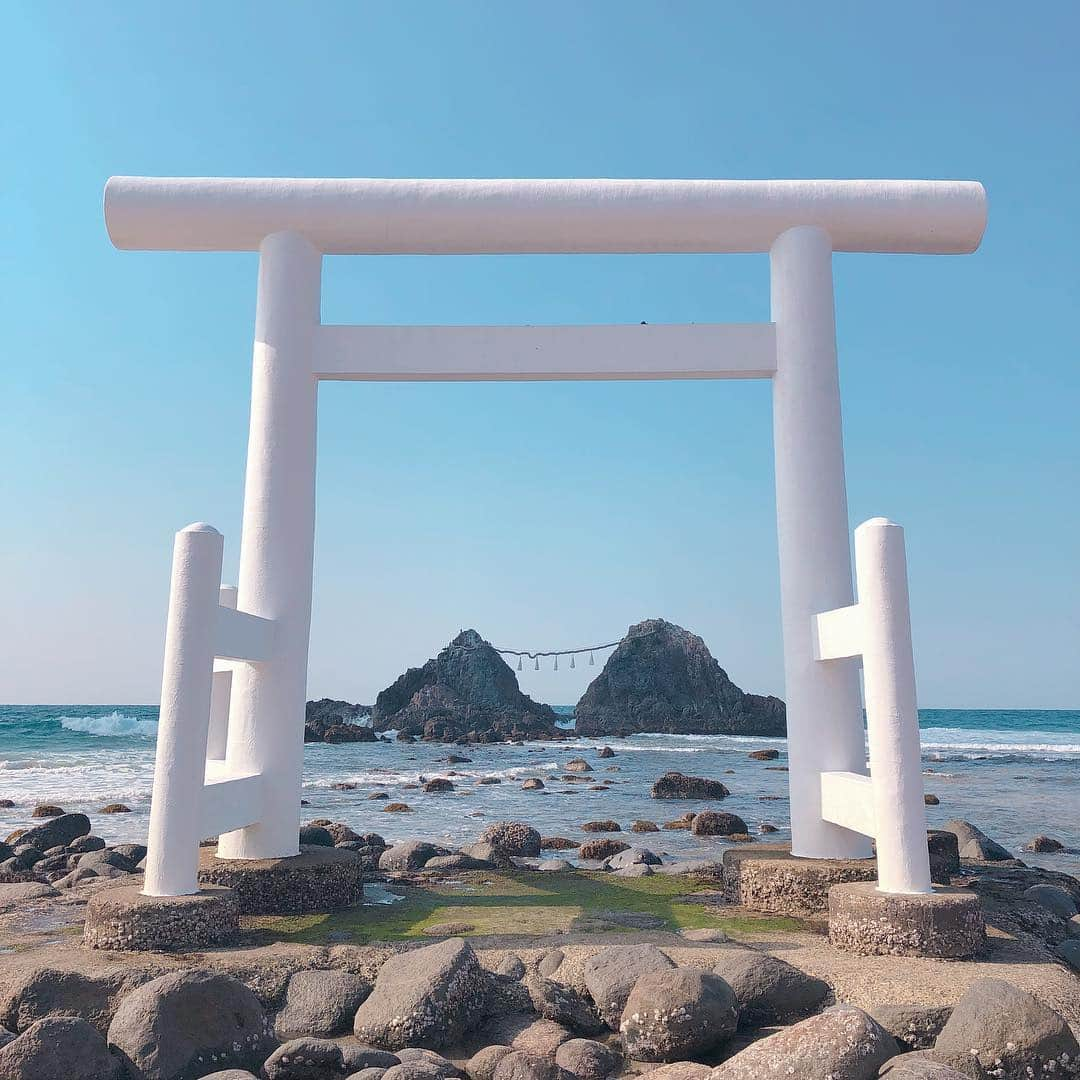 田中マヤさんのインスタグラム写真 - (田中マヤInstagram)「福岡県の糸島✨ 桜井二見ヶ浦は、 日本の渚百選 日本の夕日百選 にも選ばれた絶景スポット✨ 夫婦岩に沈む夕日も素敵みたい👍 ・ 白い鳥居もキレイ✨ 爽やかなお天気で、また訪れたい😌✨ ・ #糸島 #夫婦岩 #桜井二見ヶ浦 #絶景 #福岡 #fukuoka #japan #itoshima #instagood #instadaily #instabeauty #beauty #niceview #fun #셀스타그램 #셀피 #셀카 #일상 #데일리 #뷰티 #여행 #일본 #이토시마 #여행스타그램 #후쿠오카」3月24日 12時00分 - tanakamaya__official