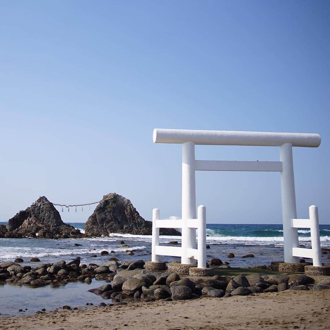 田中マヤさんのインスタグラム写真 - (田中マヤInstagram)「福岡県の糸島✨ 桜井二見ヶ浦は、 日本の渚百選 日本の夕日百選 にも選ばれた絶景スポット✨ 夫婦岩に沈む夕日も素敵みたい👍 ・ 白い鳥居もキレイ✨ 爽やかなお天気で、また訪れたい😌✨ ・ #糸島 #夫婦岩 #桜井二見ヶ浦 #絶景 #福岡 #fukuoka #japan #itoshima #instagood #instadaily #instabeauty #beauty #niceview #fun #셀스타그램 #셀피 #셀카 #일상 #데일리 #뷰티 #여행 #일본 #이토시마 #여행스타그램 #후쿠오카」3月24日 12時00分 - tanakamaya__official