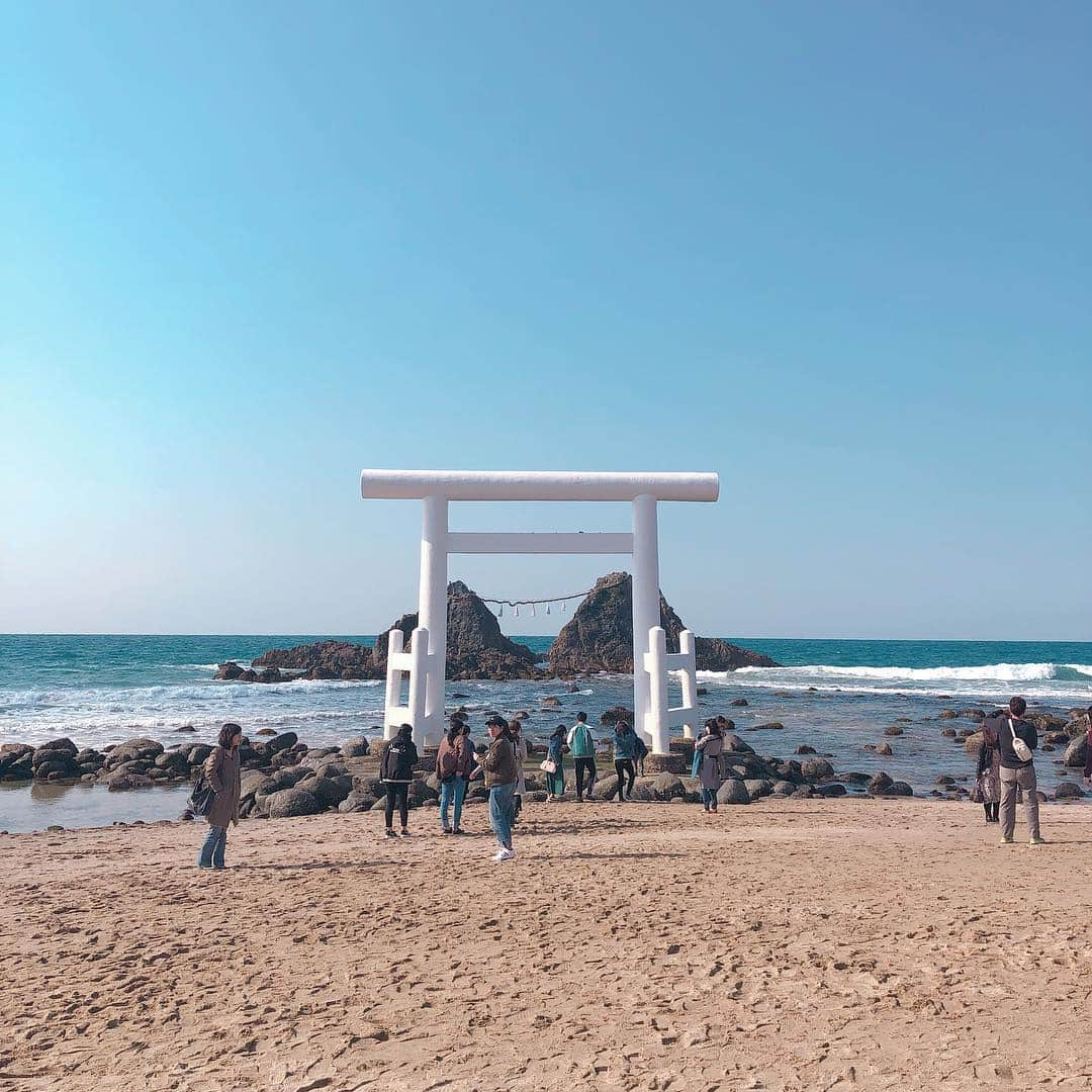 田中マヤさんのインスタグラム写真 - (田中マヤInstagram)「福岡県の糸島✨ 桜井二見ヶ浦は、 日本の渚百選 日本の夕日百選 にも選ばれた絶景スポット✨ 夫婦岩に沈む夕日も素敵みたい👍 ・ 白い鳥居もキレイ✨ 爽やかなお天気で、また訪れたい😌✨ ・ #糸島 #夫婦岩 #桜井二見ヶ浦 #絶景 #福岡 #fukuoka #japan #itoshima #instagood #instadaily #instabeauty #beauty #niceview #fun #셀스타그램 #셀피 #셀카 #일상 #데일리 #뷰티 #여행 #일본 #이토시마 #여행스타그램 #후쿠오카」3月24日 12時00分 - tanakamaya__official