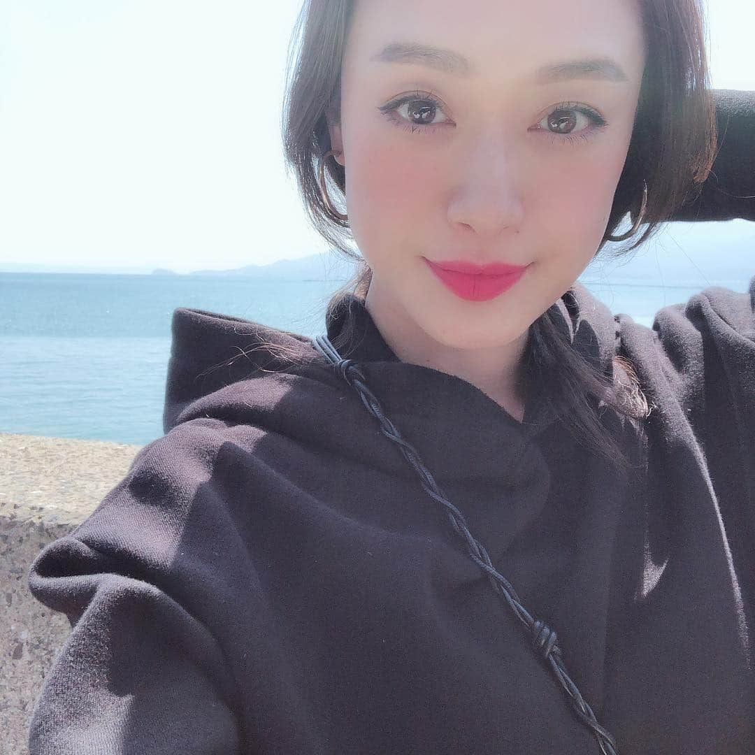 田中マヤさんのインスタグラム写真 - (田中マヤInstagram)「福岡県の糸島✨ 桜井二見ヶ浦は、 日本の渚百選 日本の夕日百選 にも選ばれた絶景スポット✨ 夫婦岩に沈む夕日も素敵みたい👍 ・ 白い鳥居もキレイ✨ 爽やかなお天気で、また訪れたい😌✨ ・ #糸島 #夫婦岩 #桜井二見ヶ浦 #絶景 #福岡 #fukuoka #japan #itoshima #instagood #instadaily #instabeauty #beauty #niceview #fun #셀스타그램 #셀피 #셀카 #일상 #데일리 #뷰티 #여행 #일본 #이토시마 #여행스타그램 #후쿠오카」3月24日 12時00分 - tanakamaya__official