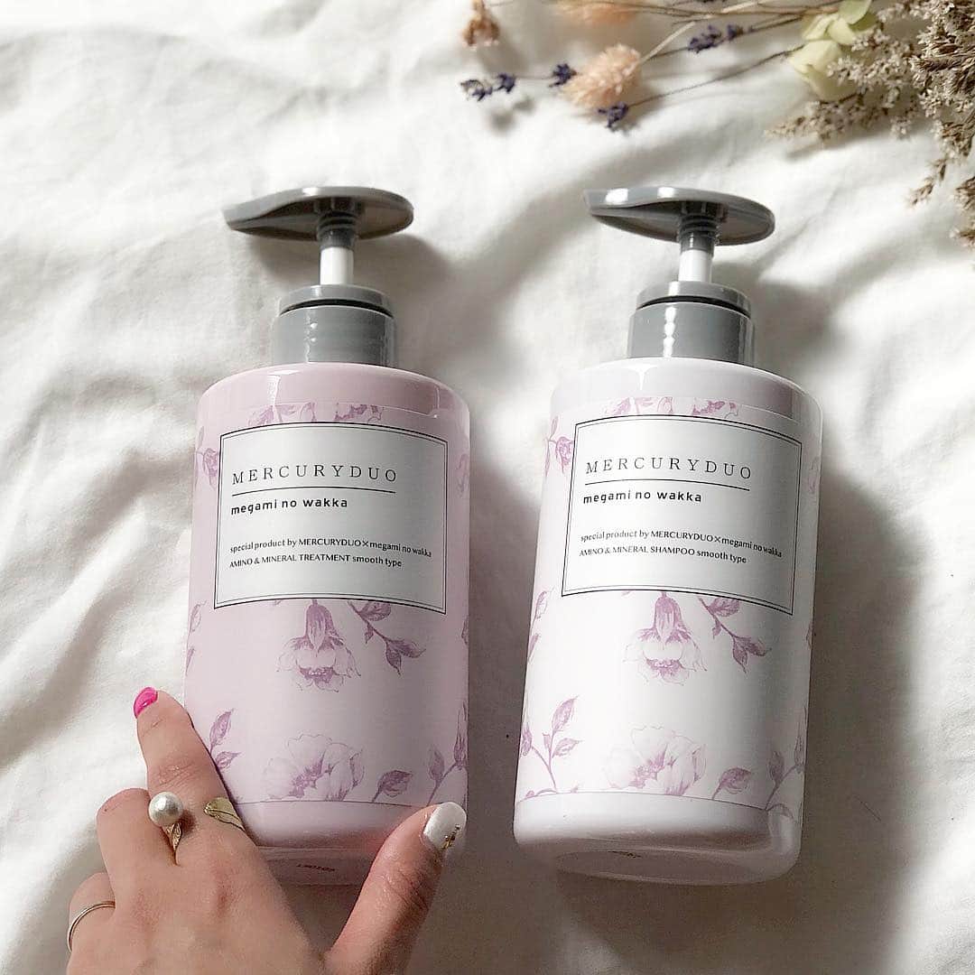 のインスタグラム：「MERCURYDUOと megami no wakkaが共同開発した シャンプーとトリートメントが 新しくなったよ❤︎ . . すっきり洗いあげたいクレンズタイプと さらツヤに仕上げたいスムースタイプの ２つがあって、 私はスムースタイプだよ💕 . . パッケージがとにかく可愛くて、 香りも最高にいい✨ さらさらツヤツヤになるし、 バスタイムが楽しくなりそう💕 . . . #mercuryduo #マーキュリーデュオ #さらツヤ髪 #シャンプー #トリートメント #ヘアケア #美髪 #いい香り #センシュアルエレガンス #megaminowakka #haircare #hair #shampoo #treatment #mamagirl #locari #サロモ #サロンモデル #モデル #ママ #美容 #ママ美容 #美容好き #美容好きな人と繋がりたい #美容マニア #置き画くら部 #置き画倶楽部 #パケ買い #大人可愛い #haruru0724_cosme」