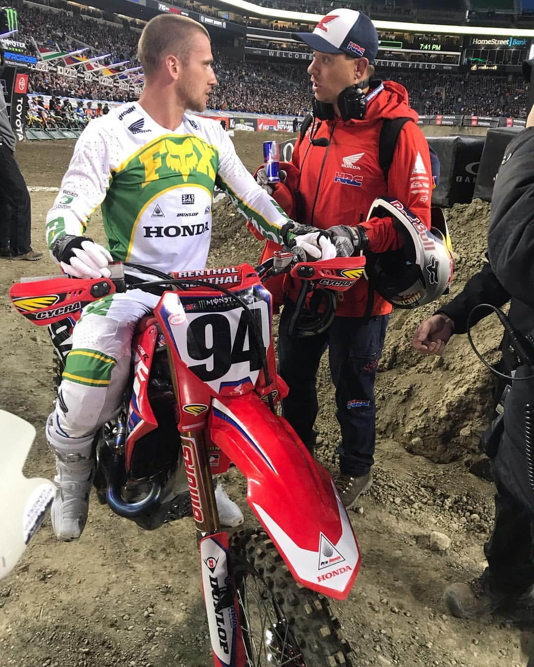 Honda Powersports USさんのインスタグラム写真 - (Honda Powersports USInstagram)「Solid 450SX heat-race win for #TeamHondaHRC’s @kenroczen94 in Seattle, with @coleseely 4th. Keep it up, guys! ✊️ #RideRed」3月24日 11時53分 - honda_powersports_us