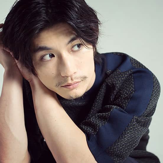 のインスタグラム：「この4月で29歳。#20代最後 の年を迎える#三浦春馬 さんに#インタビュー！ 若い頃は、「結婚は30歳までに」「30歳までには、日常会話に困らない程度の英会話はマスターしたい」と考えていたという三浦さん。30歳を目前にして、その考えはどう変わったのか!? . インタビュー全文は、@fraumagazine のStoriesハイライトからチェック！ . #FRaU @haruma_miura_info . WOWOW「連続ドラマW　#東野圭吾『ダイイング・アイ』」 3月16日（土）夜10時スタート（全6話　第一話無料放送） #ダイイングアイ」