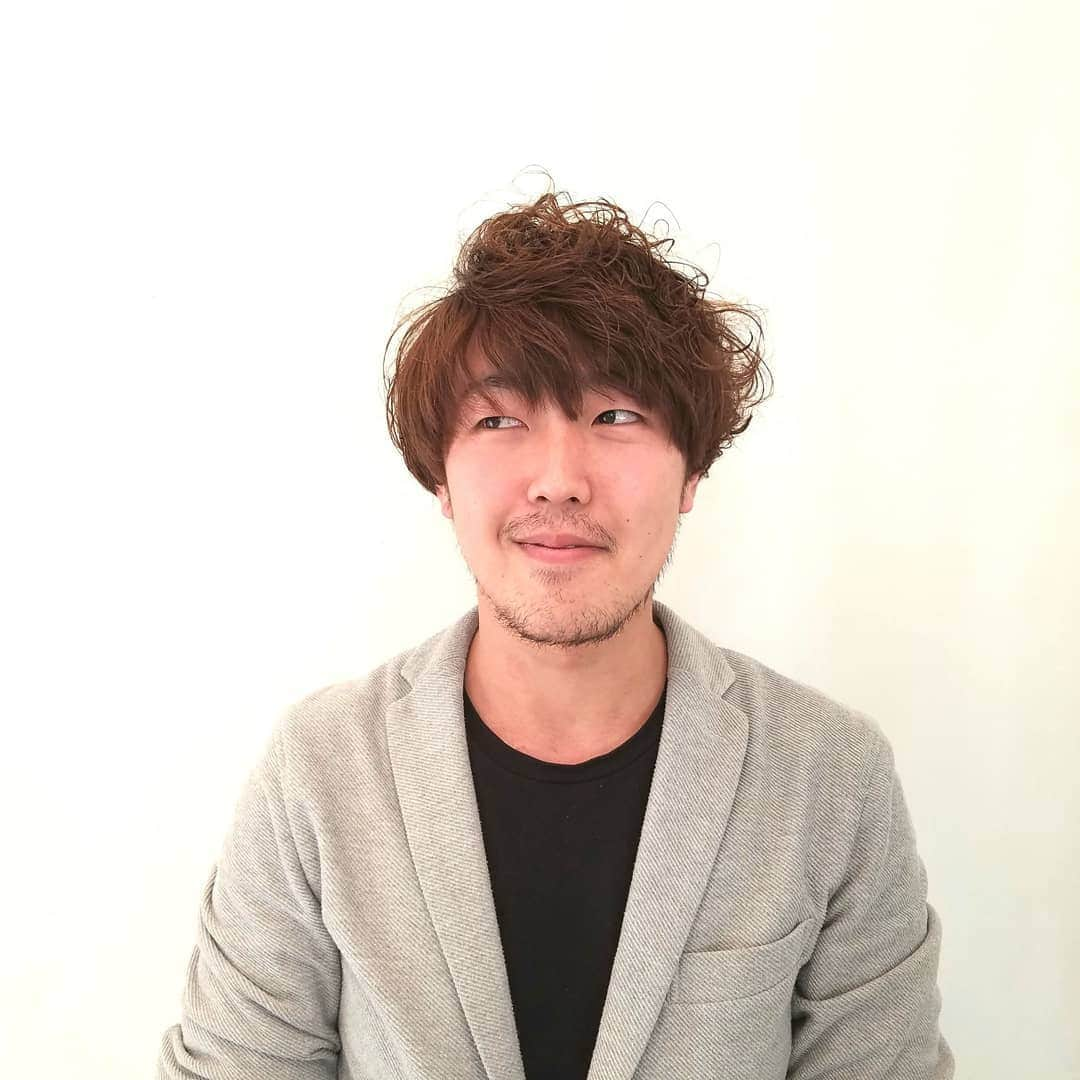 IMAGINE-hairさんのインスタグラム写真 - (IMAGINE-hairInstagram)「こんにちは😉  今回は　スタイリスト田中さんから濱口くんの紹介です！  趣味  ダイエット 特技  リバウンド  これって  ねぇ。 男性だけでなく、女性の悩みも理解してNiceなアドバイスくれます。 細やかなカウンセリングで安心感たっぷりです。 ぜひ゛おまかせ゛してみて下さい。  濱口くんから一言です😃 頭皮の事、ヘアスタイルの事！ お悩みがある方は是非1度、ご相談下さい！ お待ちしております！  Instagram  @imagine_hamaguchi スタッフブログ 　https://imhama.exblog.jp 【お問い合わせ先】 IMAGINE 梅田店 大阪市北区茶屋町1-52-2F tel:06-6292-8008 . IMAGINE 八戸ノ里店 東大阪市小阪3-3-16 tel:06-6786-5626  #大阪商業大学#近畿大学#商大割#学割#八戸ノ里#河内小阪#美容室#巻き髪#IMAGINE#濱口剛」3月24日 11時57分 - imagine.365.359