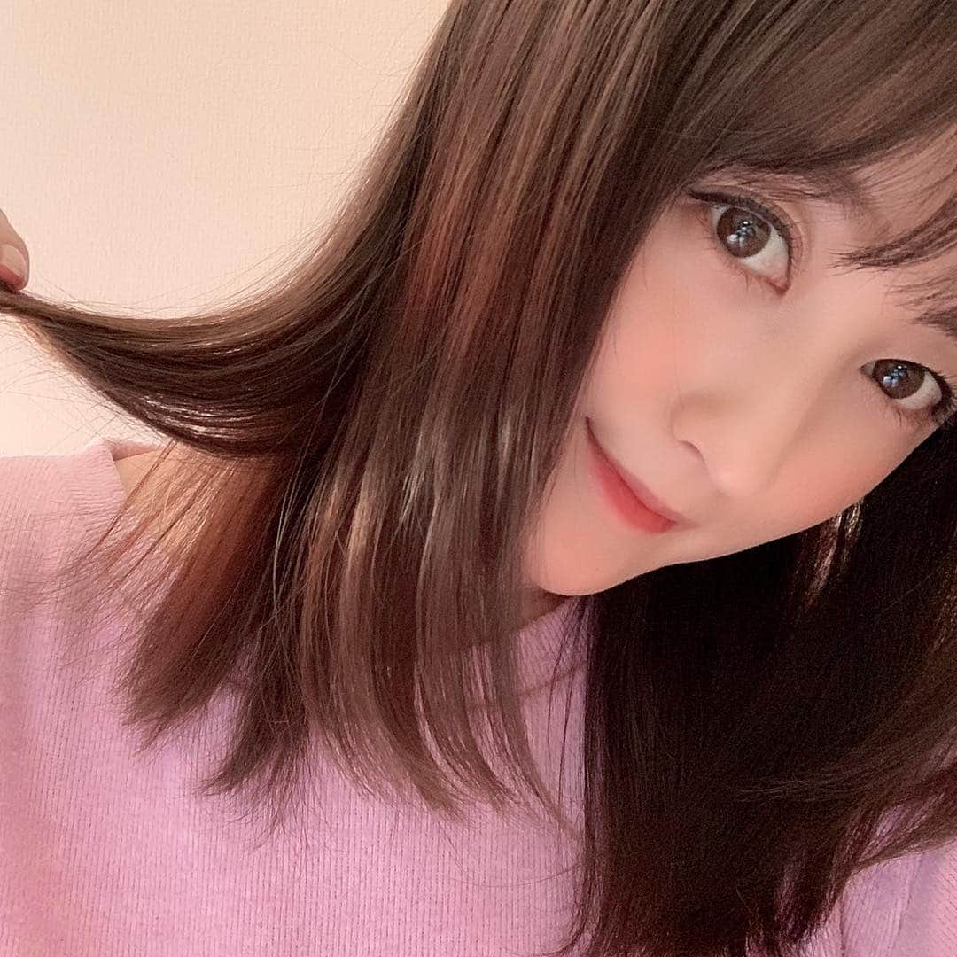 小松彩夏さんのインスタグラム写真 - (小松彩夏Instagram)「﻿ ベストコスメ受賞のヘアケア ブランド"ヘア リチュアル”から持ち運びに便利なトライアル キットが登場したとのことで早速「ヘア リチュアル ディスカバリーキット スムージング」を使ってみました♡﻿ ﻿ この時期は乾燥がひどくて、静電気が起きて広がることもしばしばだった私の猫っ毛。﻿ ﻿ このシャンプーを使い始めてから、しなやかでまとまりやすい髪になりました！！﻿ ﻿ コームで絡まることもなくなったよ♡﻿ ﻿ 今月2度もカラーしたのに全然傷んでない！！﻿ ﻿▶︎スワイプしてみてね。  香りも好きで洗う度に癒されます...♡﻿ ﻿ トライアルキットだから試しに使ってみるのを おススメします！旅行や出張にも、このまま持っていけるのも嬉しいですよね♪﻿ ﻿ https://www.sisley-paris.com/ja-JP/hairrituelbysisley.html﻿ ﻿ @sisleyparisjapan﻿ ﻿ #hairrituelbysisley #ヘアリチュア #シスレー#sisleyparis #頭皮ケア #ヘアケア #PR #シャンプー #トリートメント #ヘアパック」3月24日 12時00分 - official_ayaka_502