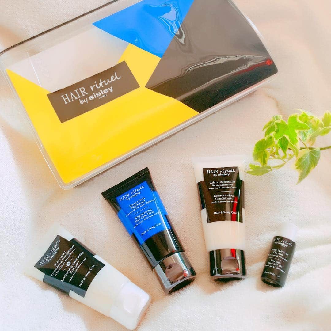 小松彩夏さんのインスタグラム写真 - (小松彩夏Instagram)「﻿ ベストコスメ受賞のヘアケア ブランド"ヘア リチュアル”から持ち運びに便利なトライアル キットが登場したとのことで早速「ヘア リチュアル ディスカバリーキット スムージング」を使ってみました♡﻿ ﻿ この時期は乾燥がひどくて、静電気が起きて広がることもしばしばだった私の猫っ毛。﻿ ﻿ このシャンプーを使い始めてから、しなやかでまとまりやすい髪になりました！！﻿ ﻿ コームで絡まることもなくなったよ♡﻿ ﻿ 今月2度もカラーしたのに全然傷んでない！！﻿ ﻿▶︎スワイプしてみてね。  香りも好きで洗う度に癒されます...♡﻿ ﻿ トライアルキットだから試しに使ってみるのを おススメします！旅行や出張にも、このまま持っていけるのも嬉しいですよね♪﻿ ﻿ https://www.sisley-paris.com/ja-JP/hairrituelbysisley.html﻿ ﻿ @sisleyparisjapan﻿ ﻿ #hairrituelbysisley #ヘアリチュア #シスレー#sisleyparis #頭皮ケア #ヘアケア #PR #シャンプー #トリートメント #ヘアパック」3月24日 12時00分 - official_ayaka_502