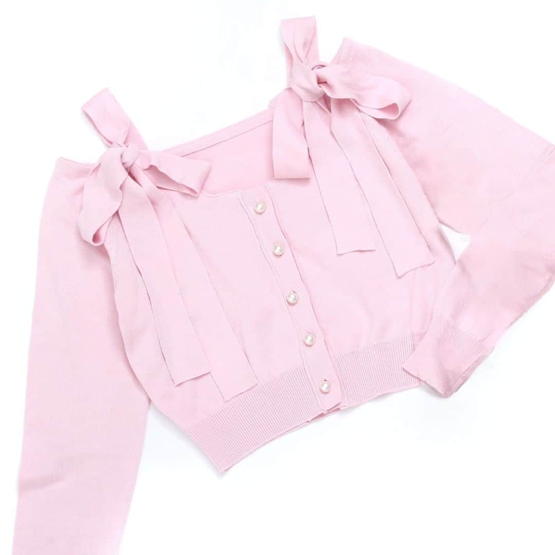のインスタグラム：「. 【NEWS】 . 大好評開催中✨ . 3/31（日）まで期間限定で、Limited Priceアイテムが登場😍❣️ 今すぐ着れる春物アイテムがお買い得になります💓 . ショルダーリボンニットカーデ ￥9,900→￥7,920＋tax . この機会をお見逃しなく…！ . 公式通販ストライプクラブは25日(月)まで送料無料キャンペーン中❣️ . . #honeysalonbyfoppish  #honeysalon  #ハニーサロン  #ハニサロ #ハニサロウェア #カーディガン #カーデ #パステル #パステルカラー #春 #新作 #コーディネート #スタイリング #パールボタン #ピンク #スペシャルプライス #限定価格 #pink #lightpink #limitedprice #cardigan #spring」
