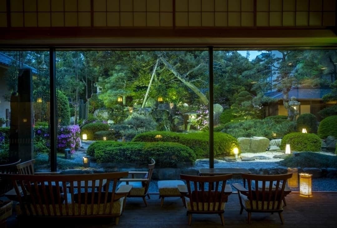 Relux | リラックスさんのインスタグラム写真 - (Relux | リラックスInstagram)「自慢のひとつが、ロビーから眺める日本庭園。夜はライトアップされ、幻想的な雰囲気が漂います。プライベートな時間と空間を大切にする客室は純和風のゆったりとしたつくり。気兼ねなく、心地のいいひとときをお過ごしください。 . 📍気兼ねなく、心地よく あわら温泉 ホテル八木/福井 . . . 気になる宿の詳細はプロフィールから▶ @relux_jp . #あわら温泉ホテル八木 #Relux #リラックス #旅行 #福井 #旅館 #温泉#国内旅行 #旅したくなるフォト #旅の記録 #大人の休日 #風景写真 #おでかけ #大人旅 #旅スタグラム #旅が好き #旅行好き #日本旅行 #あわら温泉 #trip #travel #fukui #onsen #unknownjapan #japantravel #ig_japan #instatravelgram #instatravelling #traveljapan #japantravelphoto」3月24日 12時00分 - relux_jp