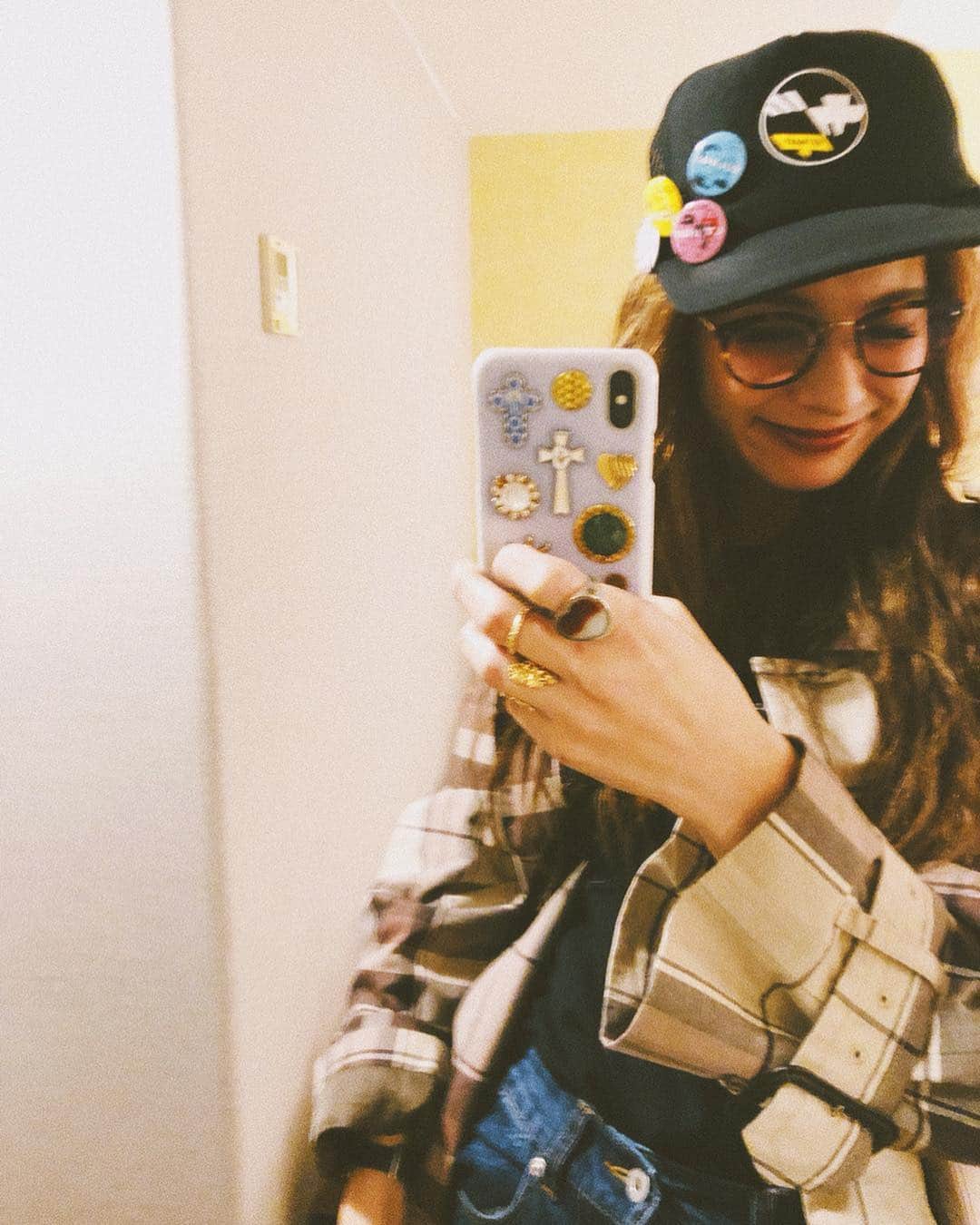 スザンヌさんのインスタグラム写真 - (スザンヌInstagram)「先日、がめにラジオの📻﻿ スタッフさんＴシャツとキャップ、﻿ ピンバッチにトートバッグのセット頂きました😍かわぁ。﻿ ﻿ 収録おわりさっそく着せてもらいました🕶﻿ ﻿ 発売日にゲットした#candk さんの#TEN ﻿ DVD📀も🙏こちらは保存版にしよう！！😊﻿ ﻿ 最後のはお仕事前に息子が﻿ ヘアメイクさんのお道具借りて﻿ お化粧してくれてるところ💄﻿ ありがとう💘﻿ ﻿ ﻿ 今日は#faco に出演させていただきます😍❤️﻿ ドキドキ。。楽しみ！」3月24日 12時10分 - suzanneeee1028