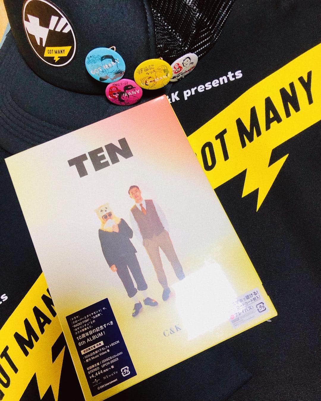 スザンヌさんのインスタグラム写真 - (スザンヌInstagram)「先日、がめにラジオの📻﻿ スタッフさんＴシャツとキャップ、﻿ ピンバッチにトートバッグのセット頂きました😍かわぁ。﻿ ﻿ 収録おわりさっそく着せてもらいました🕶﻿ ﻿ 発売日にゲットした#candk さんの#TEN ﻿ DVD📀も🙏こちらは保存版にしよう！！😊﻿ ﻿ 最後のはお仕事前に息子が﻿ ヘアメイクさんのお道具借りて﻿ お化粧してくれてるところ💄﻿ ありがとう💘﻿ ﻿ ﻿ 今日は#faco に出演させていただきます😍❤️﻿ ドキドキ。。楽しみ！」3月24日 12時10分 - suzanneeee1028