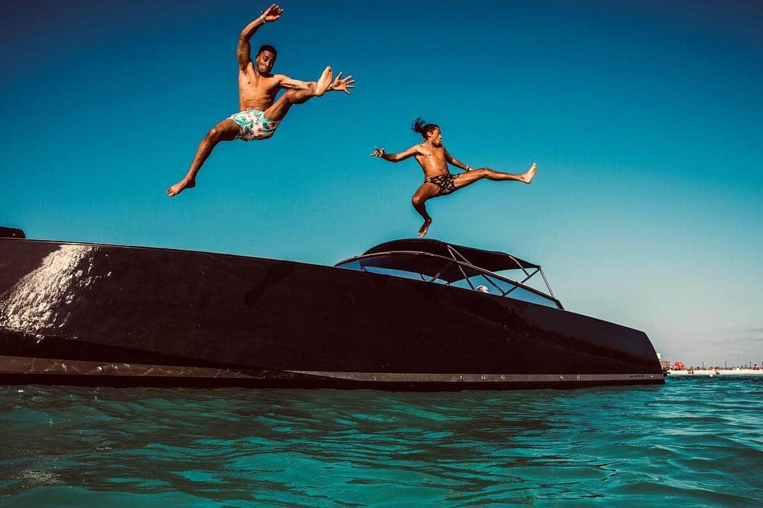 サネリー・ジェームズのインスタグラム：「M I A M I !.. See you at the @sexybynature_official poolparty !![ MARCH 28th @slsbrickell ]」