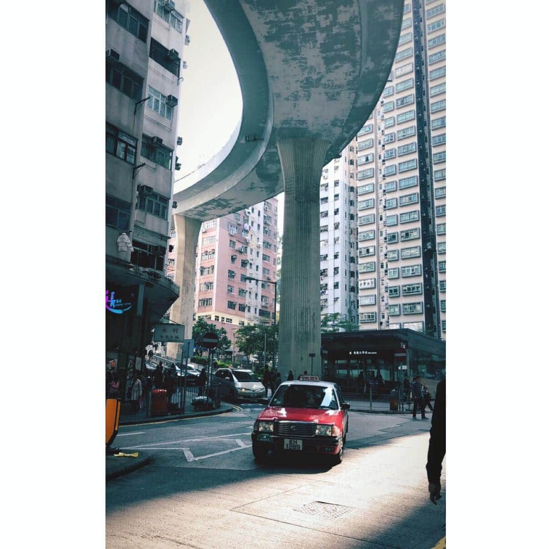 sunday_722さんのインスタグラム写真 - (sunday_722Instagram)「**﻿ 「ルージュ💄胭脂扣」ロケ地﻿ トラムに乗って如花が﻿ さまよう場所。﻿ *﻿ 今では撮影ポイントに﻿ なっていますね。﻿ *﻿ この映画フィルムは ﻿ 福岡市図書館に﻿ フィルムアーカイブ収蔵作品﻿ として保管されています。﻿ **﻿ #胭脂扣﻿ #rouge﻿ #香港映画ロケ地﻿ #amomentwithleslie﻿ #capturehongkong﻿﻿ #zolimahongkong﻿ #allabouthongkong﻿﻿ #discoverhongkong﻿﻿ #unlimitedhongkong﻿ #AwesomeHongKong﻿ #capturehongkong﻿﻿ #zolimahongkong﻿ #allabouthongkong﻿﻿ #discoverhongkong﻿﻿ #hongkonginsta﻿ #香港中毒﻿﻿ #waytohk_sunday_722﻿﻿ #的士 #ShotOniPhone #ShotOniPhoneX #ShotOn_TG #tg_zdwide_pro #hkexpress #わたしの冒険」3月24日 12時04分 - sunday_722