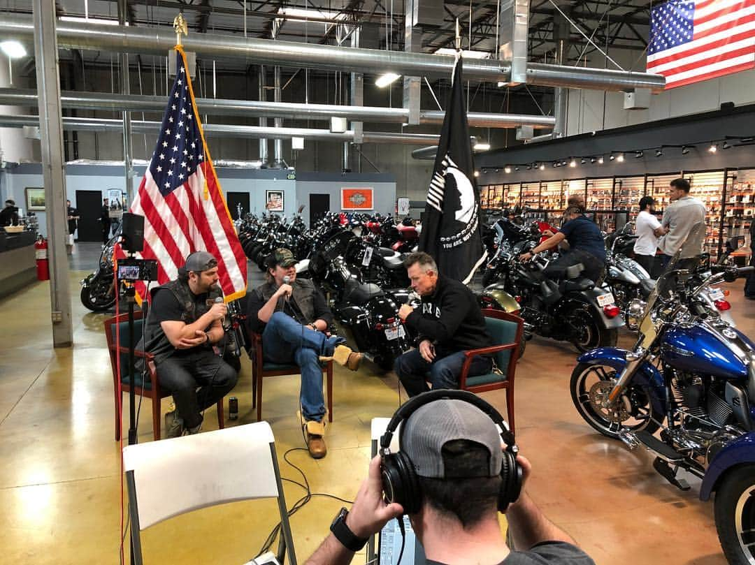 ロバート・パトリックさんのインスタグラム写真 - (ロバート・パトリックInstagram)「It was great talking with @drinkinbrospodcast today at the shop! @santaclaritaharley @harleydavidson #veterans @」3月24日 12時05分 - ripfighter