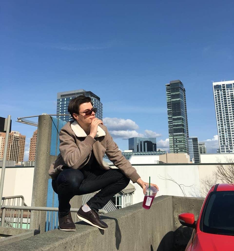 ヤロスラフ・パニオットのインスタグラム：「#unusual #stylistic #seattle」