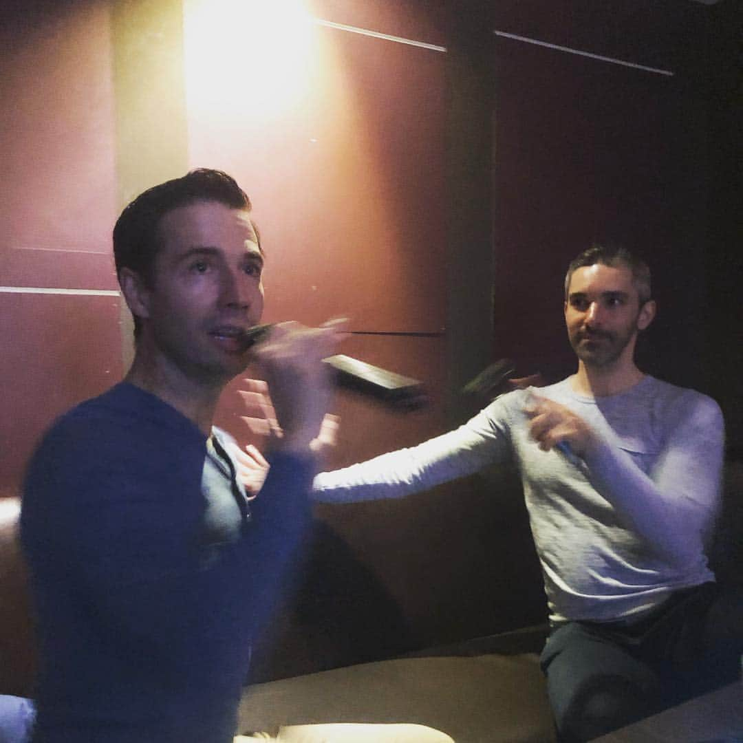 アンドリュー・ラネルズさんのインスタグラム写真 - (アンドリュー・ラネルズInstagram)「Karaoke Saturday with these two gems.」3月24日 12時06分 - andrewrannells