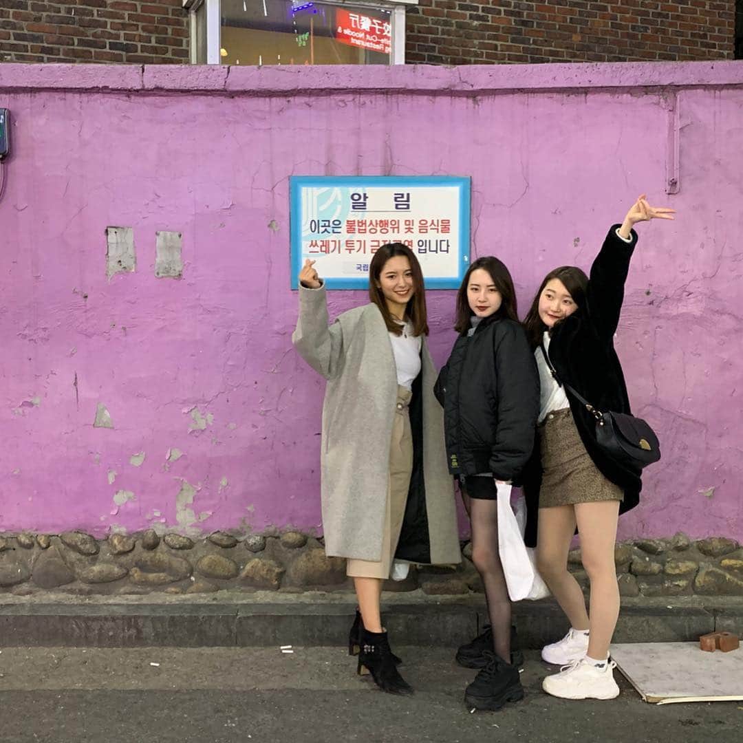 ヴァッツ美良さんのインスタグラム写真 - (ヴァッツ美良Instagram)「大好きな友達2人との韓国旅行とっても楽しくてあっという間だった😂🧡 * 沢山お買い物して沢山食べて 沢山笑って、、、 最幸だなぁって❤️ * 3人揃って顔がまん丸になったよ😂 * #韓国旅行#韓国#女子旅#旅行#旅 #ソウル#明洞#爆買い#爆買い旅」3月24日 12時07分 - miravats_06