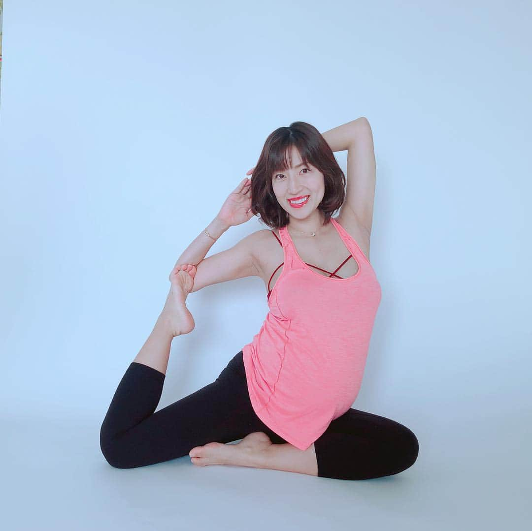 庄司ゆうこさんのインスタグラム写真 - (庄司ゆうこInstagram)「マタニティヨガ🧘‍♀️✨ 自宅で撮影してもらいました🤗💕 出来上がりが楽しみっ(^^) そのあとは先輩ママゆかりさんとウェスティンでランチビュッフェ✨ 産院も同じだから色々聞きまくり！笑 子育てのことも色々聞けて勉強になりました🤗✨お誕生日おめでとうございます🎉🎁🎂 #マタニティ#マタニティヨガ#マタニティフォト#自宅撮影#女性カメラマン#臨月#妊娠37週#ハッピーバースデー#先輩ママ#プレママ」3月24日 12時18分 - yuko.shoji