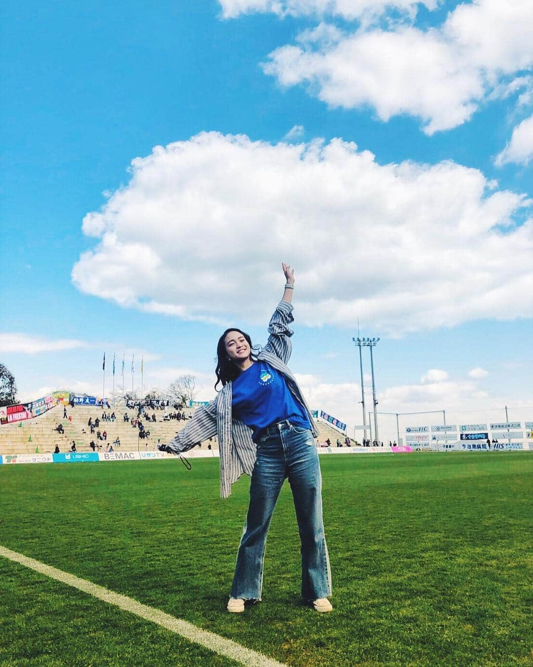 レオラさんのインスタグラム写真 - (レオラInstagram)「観戦日和😋👍🏻⚽️☀️ . #Leola_LaLa #Leola #FC今治 #FCimabari #ホーム開幕戦 #1日広報部長 #ハーフタイム EXPG STUDIO MATSUYAMAのみんなと一緒にパフォーマンスします💓」3月24日 12時14分 - leola_official