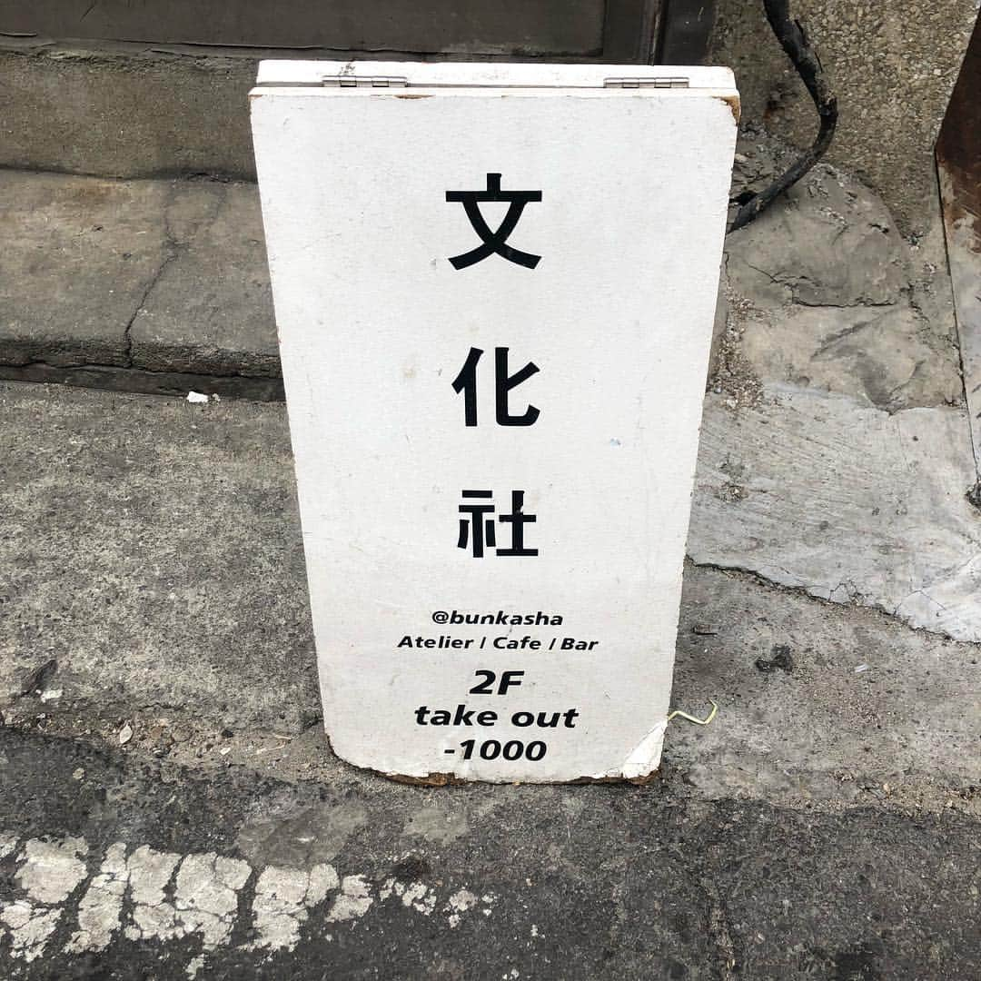 村田倫子さんのインスタグラム写真 - (村田倫子Instagram)「韓国でも#フルーツサンド (わたしの中でブーム到来🍓) 雑居ビルの中に入ってる アトリエみたいな空間。 文化社って名前のお店です。 全てが好みでした。 . 韓国買い付け、無事におわりました。 とてもとても可愛い春の服 たくさん仕入れたので お楽しみにです🌷 来月ごろ @isntshe_official  にて 徐々に展開されます☺︎ #韓国カフェ #食べりんログ #文化社  #분카샤」3月24日 12時19分 - rinco1023