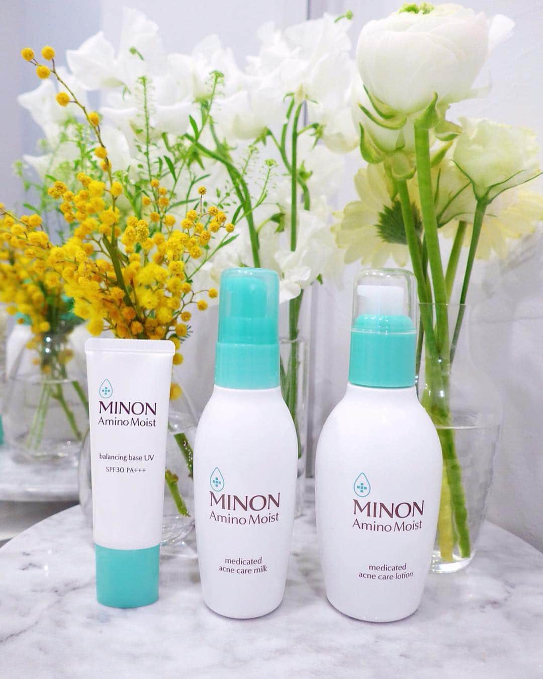 のインスタグラム：「ミノンから3/22に新しく発売されるミノン アミノモイスト敏感肌・混合肌ラインをひと足お先に使わせて頂いてます☺️✨ . ミノンと言えば、あのピンクのパッケージのシートマスク💕あれ大好き❤️ 今回新発売になったのは ☑︎ミノンアミノモイスト　薬用アクネケアローション(化粧水) ☑︎ミノンアミノモイスト　薬用アクネケアミルク(乳液) ☑︎ミノンアミノモイスト　バランジングベースUV(化粧下地) です。 . お化粧水はお水みたいなサラサラしたテクスチャーでこれからの季節にぴったりなさっぱり系の化粧水🧴 化粧下地は色が付いてて補正効果もあり、メイク崩れも防いでくれていい感じです。オフの日なんかはこれとお粉だけでも充分✌️💕 . そして個人的に中でも良かったのは乳液🧴(画像２枚目) 乳液ってべたつくイメージがあるから少し抵抗があったのですが、美容マニアの友人や皮膚科の先生にも「スキンケアのあとはちゃんと乳液やクリームで蓋をして潤いを閉じ込めて！」って言われてたのです。 このミノンの乳液は全くベタべタせずスッと馴染んでもちっとする使い心地。 . 朝のスキンケアも、この乳液ならすぐお化粧してもベタつかないしベースメイクのノリも良くしてくれるからお気に入りです☺️ これからの時期、メイク崩れが気になる方や混合肌さんはチェックしてみてください✨ . #ミノン #スキンケア #混合肌 #minon #ミノンアミノモイスト #ミノン_PR」