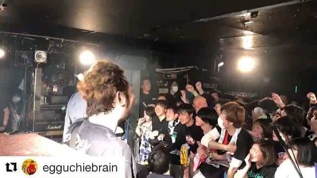 あやぺたのインスタグラム：「5年ぶりのEGG BRAINとの対バン、楽しすぎてダイブしちゃったよね〜  #Repost @egguchiebrain with @get_repost ・・・ あやぺた in mosh pit」