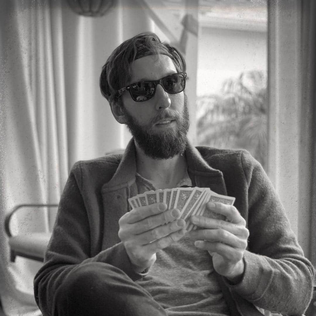 ジョエル・ムーアのインスタグラム：「hey it’s us with cards and playdough and beards」