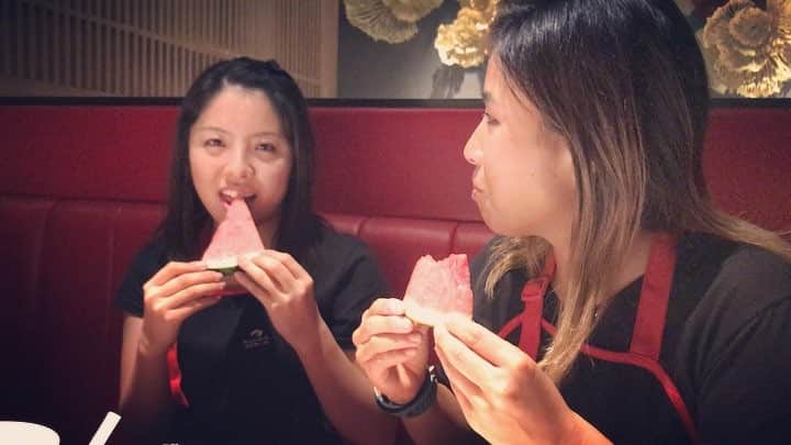 のインスタグラム：「スイカの早食い競争🍉笑 愉快すぎる😂  #ハンデの発想小学生 #でもしっかりやるアラサー #オフェンスしかしてない奈央 #子供すぎな大人 #わかんないけど笑いがこみ上げる #激辛の後のスイカ美味しすぎ #スイカ #火鍋 #海底撈 #接客のサービス精神凄すぎ #待ち時間に無料ネイルがあるらしい #珠海 #海外遠征 #hotpot #watermelon」