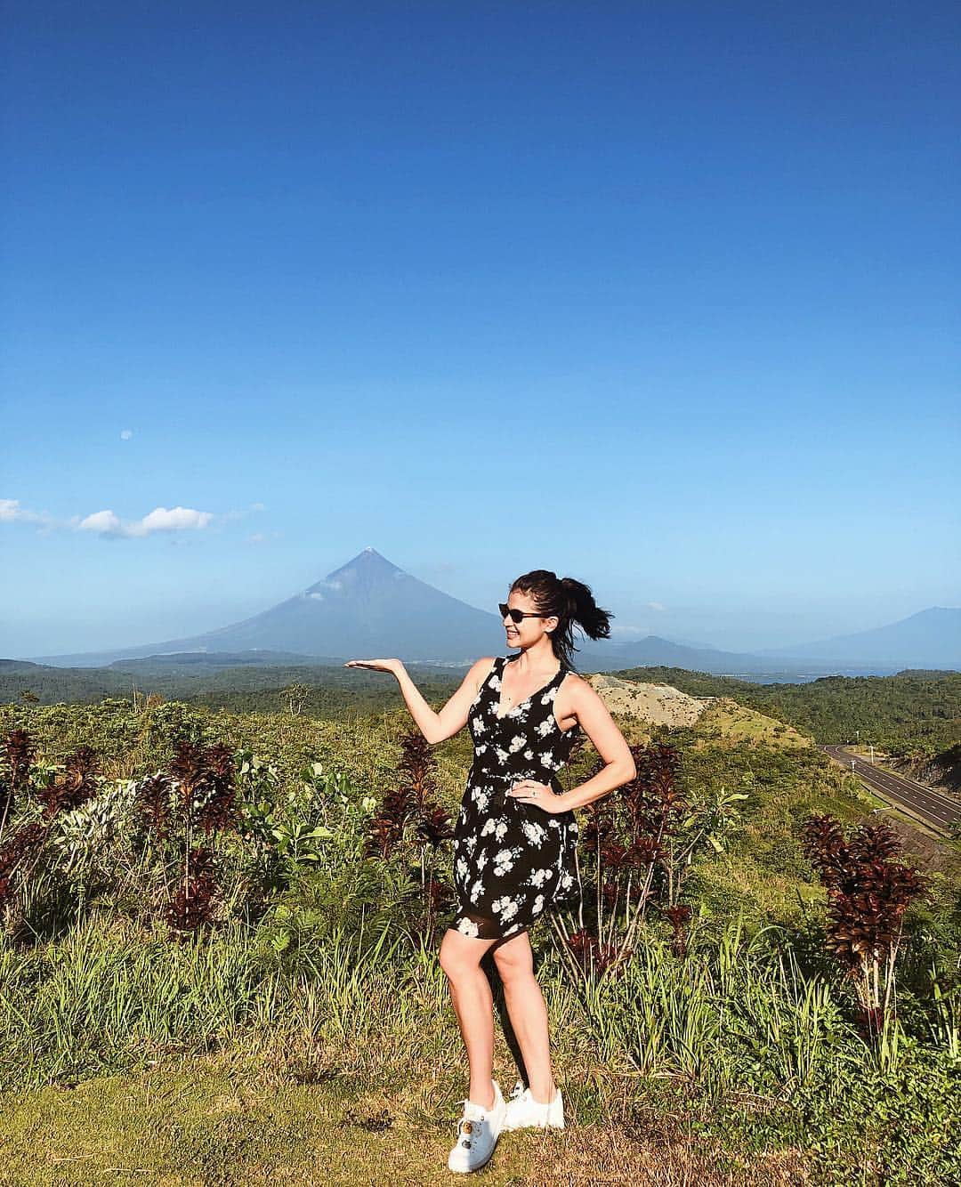 アン・カーティスのインスタグラム：「What a beautiful weekend filled with love! Thank you Bicol and Thank you Mt. Mayon for showing yourself this morning before my flight out! ❤️ Can’t wait to share all the gorgeous photos and videos of Mr & Mrs Bandelaria captured by @niceprintphoto 💖 @dreammachineph’s first #DreamMachineWedding was a passionate love-filled success! Our motto is all about #AchievingDreamsTogether THANK YOU for partnering with us @cebupacificair @cherrymobileph @eventsembassy.manila  @michaelleyva_ @suititupmanila @carinacv @happyproposals @niceprintphoto @museodepadilla @robbiepinera @santiagoraymond @beautybyyish @arteegram_manila」