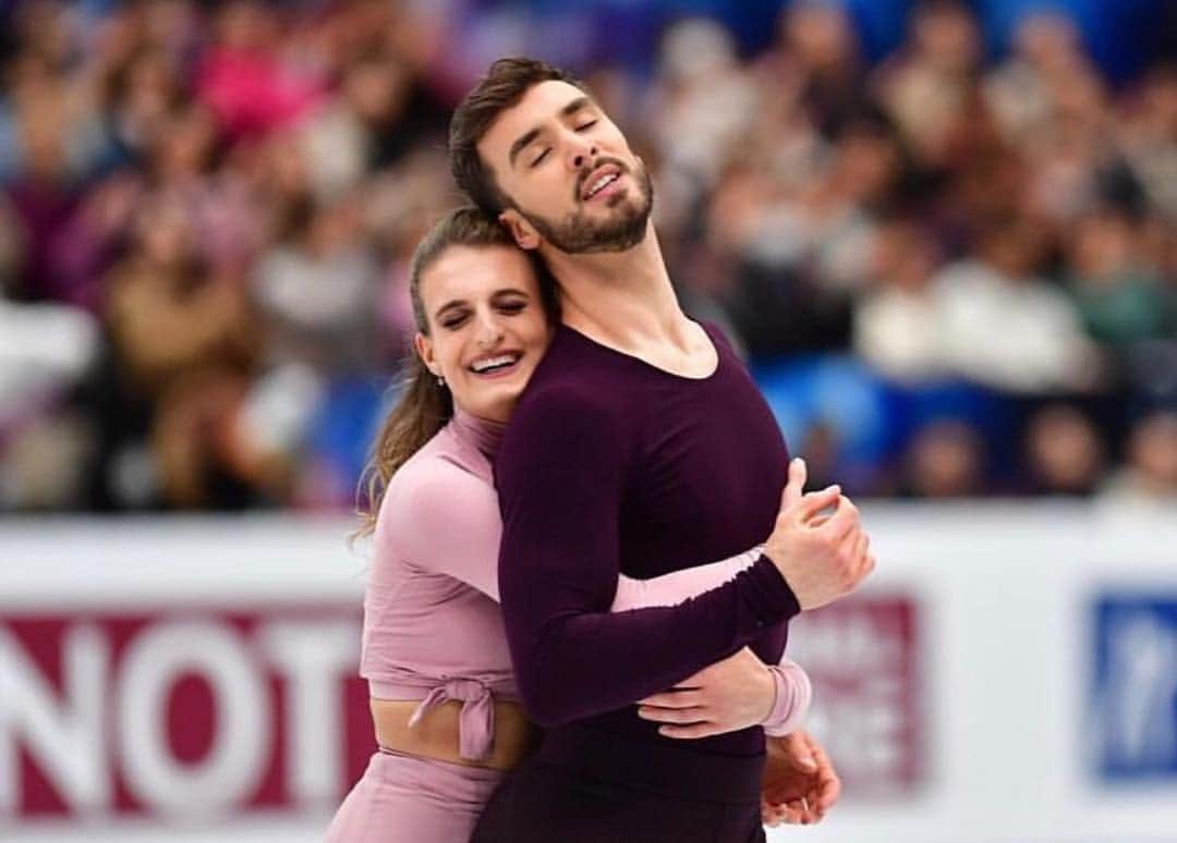 ガブリエラ・パパダキスのインスタグラム：「Encore une fois, pas de mots ❤️ World Champions x 4 ! Thank you Saitama, thank you everyone, thank you thank thank you. Merci aux deux meilleurs équipes Team France et Team Gadbois 🤘🇫🇷 . @guillaume_cizeron and I are taking over the @olympicchannel Instagram today, go check it out!」