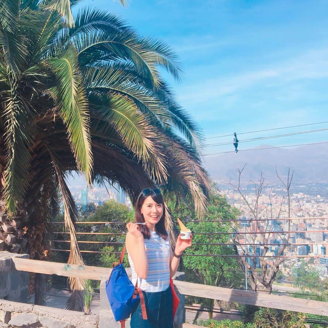 早川茉希さんのインスタグラム写真 - (早川茉希Instagram)「It's great to meet you again in Santiago!!💛 ・ アタカマからチリの首都サンティアゴへ✈️ ・ 久々のビル群🏙都会だ〜！！😲✨ とても綺麗で住み良さそうな街です。  ロープウェイに乗ったり 中心街を観光したりしていたら、 私のインスタを見た 去年の語学学校のクラスメイトから 「チリにいるの？」とメッセージをもらい、 急遽、会うことに！！！ ・ 今、サンティアゴで働いてるとは 知らなかった😍 嬉しい再会でした❤️❤️ ・ 旦那様もドライブしながら 街のことを沢山教えてくれて 楽しい夜になりました☺️🌃 ・ Thank you for everything @desiree_ss7 💜  Please come and hang out in Japan🤗🇯🇵 ・ #santiago #chile #サンティアゴ #南米旅行 #チリ #友達と再会 #インスタありがたい #タビジョ #旅行好きな人と繋がりたい #南米」3月24日 12時24分 - maki_hayakawa