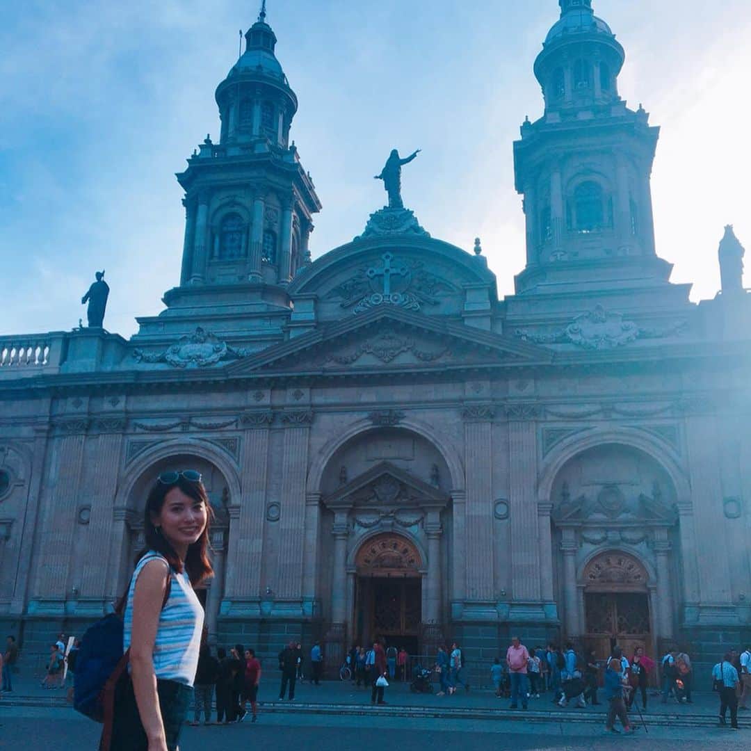 早川茉希さんのインスタグラム写真 - (早川茉希Instagram)「It's great to meet you again in Santiago!!💛 ・ アタカマからチリの首都サンティアゴへ✈️ ・ 久々のビル群🏙都会だ〜！！😲✨ とても綺麗で住み良さそうな街です。  ロープウェイに乗ったり 中心街を観光したりしていたら、 私のインスタを見た 去年の語学学校のクラスメイトから 「チリにいるの？」とメッセージをもらい、 急遽、会うことに！！！ ・ 今、サンティアゴで働いてるとは 知らなかった😍 嬉しい再会でした❤️❤️ ・ 旦那様もドライブしながら 街のことを沢山教えてくれて 楽しい夜になりました☺️🌃 ・ Thank you for everything @desiree_ss7 💜  Please come and hang out in Japan🤗🇯🇵 ・ #santiago #chile #サンティアゴ #南米旅行 #チリ #友達と再会 #インスタありがたい #タビジョ #旅行好きな人と繋がりたい #南米」3月24日 12時24分 - maki_hayakawa
