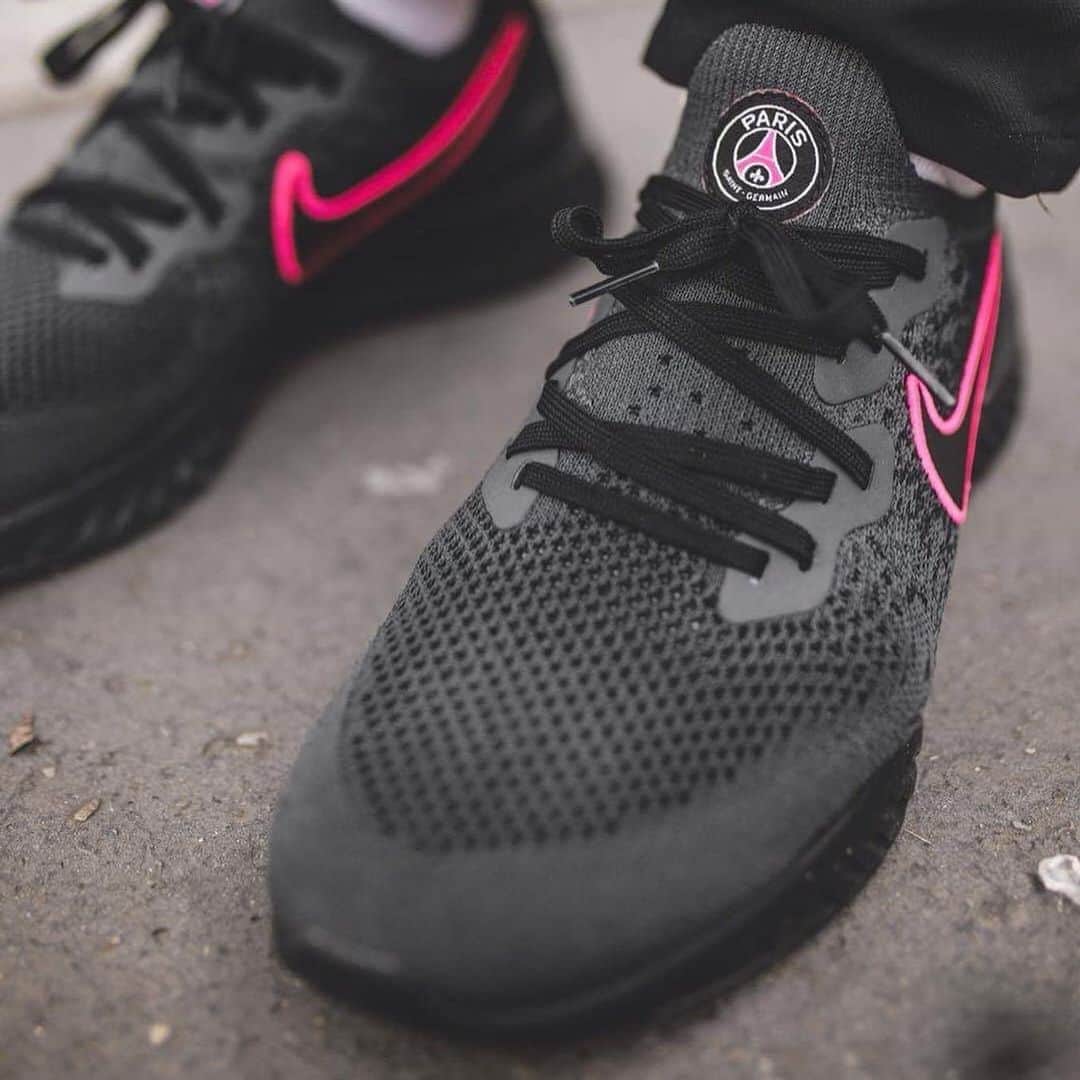 HYPEBEASTさんのインスタグラム写真 - (HYPEBEASTInstagram)「@hypebeastkicks: Here’s and exclusive first look at the @psg x @nike Epic React Flyknit 2. It’s been dressed in fan favorite black with pops of pink, which pays homage to the team’s 2015/16 Champions League kit, while the club’s badge is proudly situated on both tongue tabs. It’s expected to land at select Nike retailers and online in early April.  Photo: @hypebeastfr」3月24日 12時24分 - hypebeast