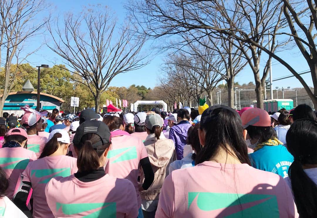 MOREさんのインスタグラム写真 - (MOREInstagram)「晴天の今日行われた、女性限定のランニングイベント「渋谷・表参道Women’s Run」🏃‍♀️👟 渋谷・表参道を舞台に、およそ1500人ものランニング女子たちが、10㎞レースを見事に走り切りました★  この大会は、明治神宮の中を走ることが許される唯一にして最大のイベント。また、国内でも数少ない10kmのレースともあって、初心者が気軽にチャレンジしやすいことも特長です。  スタート前には、Daily MOREでも美脚・腹筋女子を目指すためのトレーニングを教えてくださった、NIKEトレーナーによる準備運動のためのセッションも！ また参加賞として、NIKEの大会オリジナルTシャツ、さらにはレース完走者全員に、ヴァンドーム青山のイヤーカフのプレゼントが🎁♡ 他にも嬉しい特典がいっぱいでした♡  暖かい日も増えてきた最近。夏に向けて走り出すのにも良い季節:) ダイエットのため、健康のためにでも、まずは気軽にランニング🏃‍♀️、始めてみては？ Daily MOREではおすすめのランニングシューズや、おしゃれで可愛いウエア等も紹介しているので、ぜひチェックしてみてね♬  #MORE #モア #dailymore #デイリーモア  #渋谷表参道womensrun #sports #run #渋谷表参道ウィメンズラン #マラソン #nike #nikewomen #nikeshoes #ナイキ  #running #ランニング #ヴァンドーム青山 #ライター愛ちあん」3月24日 12時36分 - moremagjp