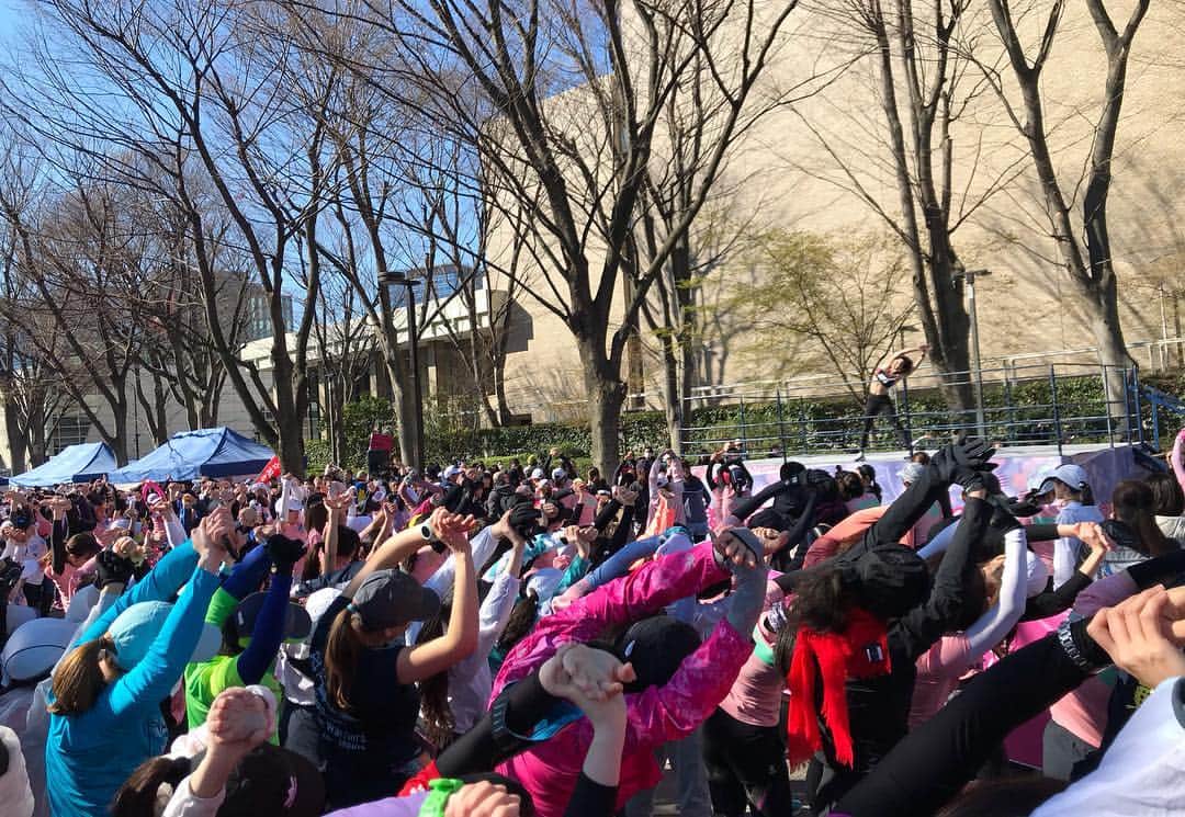MOREさんのインスタグラム写真 - (MOREInstagram)「晴天の今日行われた、女性限定のランニングイベント「渋谷・表参道Women’s Run」🏃‍♀️👟 渋谷・表参道を舞台に、およそ1500人ものランニング女子たちが、10㎞レースを見事に走り切りました★  この大会は、明治神宮の中を走ることが許される唯一にして最大のイベント。また、国内でも数少ない10kmのレースともあって、初心者が気軽にチャレンジしやすいことも特長です。  スタート前には、Daily MOREでも美脚・腹筋女子を目指すためのトレーニングを教えてくださった、NIKEトレーナーによる準備運動のためのセッションも！ また参加賞として、NIKEの大会オリジナルTシャツ、さらにはレース完走者全員に、ヴァンドーム青山のイヤーカフのプレゼントが🎁♡ 他にも嬉しい特典がいっぱいでした♡  暖かい日も増えてきた最近。夏に向けて走り出すのにも良い季節:) ダイエットのため、健康のためにでも、まずは気軽にランニング🏃‍♀️、始めてみては？ Daily MOREではおすすめのランニングシューズや、おしゃれで可愛いウエア等も紹介しているので、ぜひチェックしてみてね♬  #MORE #モア #dailymore #デイリーモア  #渋谷表参道womensrun #sports #run #渋谷表参道ウィメンズラン #マラソン #nike #nikewomen #nikeshoes #ナイキ  #running #ランニング #ヴァンドーム青山 #ライター愛ちあん」3月24日 12時36分 - moremagjp
