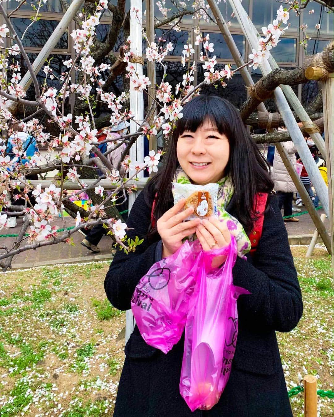 浜平恭子さんのインスタグラム写真 - (浜平恭子Instagram)「‪神戸市東灘区の東洋ナッツ食品さんの春恒例 アーモンドフェスティバルへ🌸 桜に似て桜より先に咲くアーモンドの花を愛でながら、ナッツを使ったグルメをいただく🤤 ナッツのわさび漬けやアーモンドおにぎり、ナッツペースト…お土産もいろいろ買ったよ🛍 たくさんのお客様が集まり、激アツでした🥜  #アーモンドフェスティバル2019 #アーモンドフェスティバル #東洋ナッツ #東洋ナッツ食品 #ナッツ #アーモンド #アーモンドの花 #アーモンドの木 #insta_higashinada #日韓カップル #日韓夫婦 #日韓往復 #ラジオDJ #浜平恭子 #KissFMKOBE #한일커플 #한일부부 #한일왕복 #라디오DJ #하마히라쿄코 #고베 ‬」3月24日 12時29分 - hamahi1231