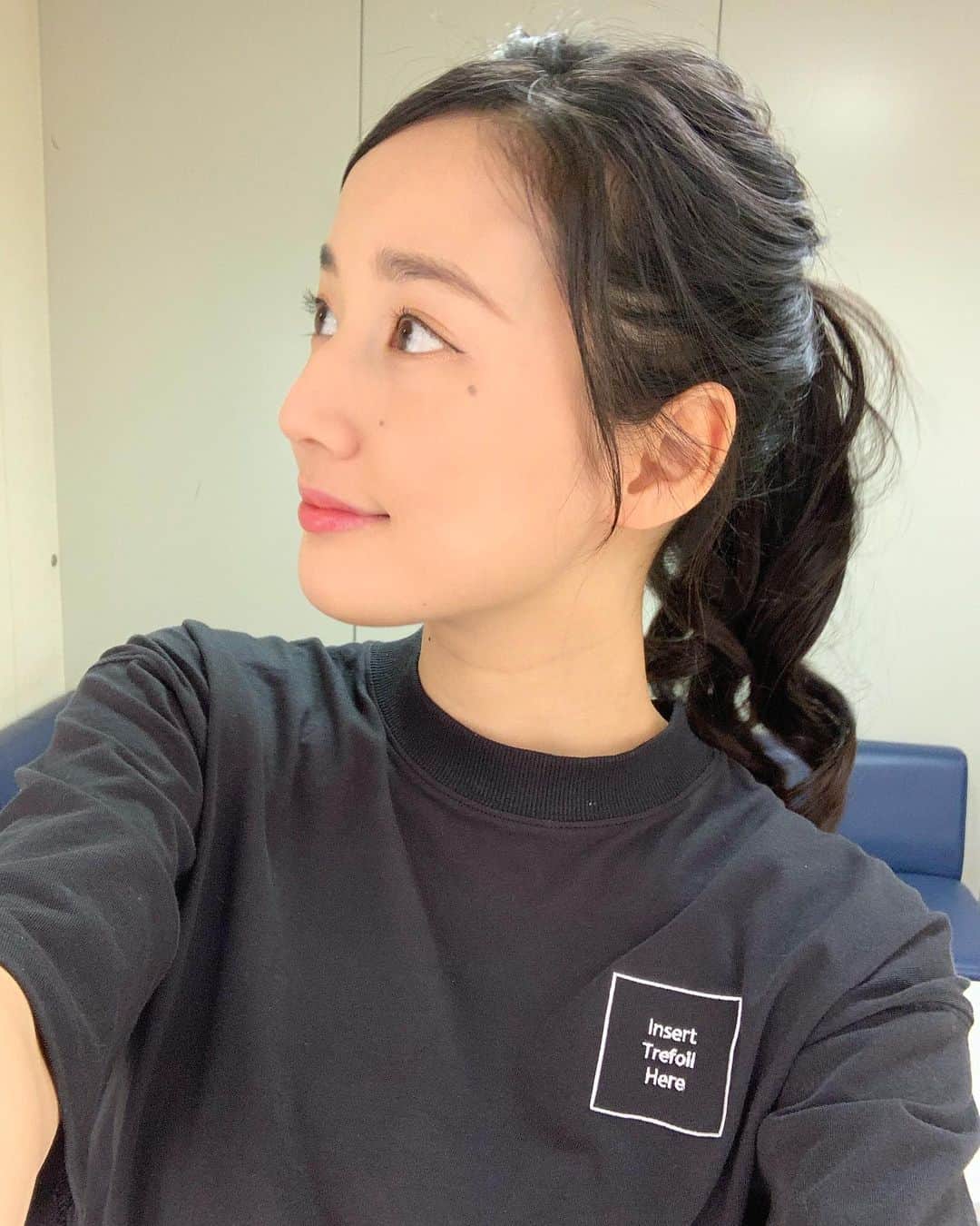 高嶋香帆のインスタグラム：「本日も横顔を乗せまする。 皆さま素敵な日曜日を😊💕」
