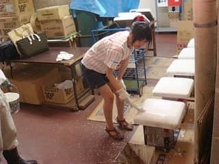 うえむらちかのインスタグラム：「旧市民球場ラストイヤー続きの写真です📸 . ベースひとつひとつ丁寧に洗って、禿げたところがあれば塗り直し、乾かしていました  私もひと塗り…  貴重な体験でした✨ .  そして旧市民球場の選手ロッカーは冷房が効かないため、元ヤクルトの宮本慎也さんが寄贈してくれた扇風機が…  神宮球場で宮本さんの打席の時に思わず、扇風機ありがとー！と叫んだ思い出が蘇りました笑 .  お風呂場には、みんなの想いがこもった標語が…  今日の汗 おもい起こせば 明日の糧  本当に、たくさんの想いに支えられていた球場でしたね😌  #旧市民球場 #ラストイヤー #carp #カープ #NHK広島 #nhk広島放送局 #平成を振り返る #広島と平成 #カープと平成 #宮本慎也 さん」