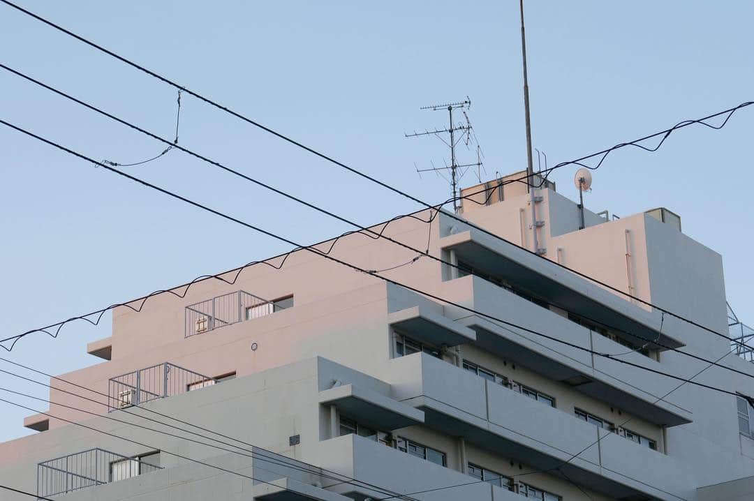 石山蓮華のインスタグラム：「春はあけぼの マンションを縁取る #いい電線 #電線 #電線礼讃  4/6,7 原宿VACANT「She is お花見蚤の市」に参加します🍡 同人誌「電線礼讃」頒布のほか、VACANT周辺の電線見学ツアーなんかも出来たらいいなと思っています。 よろしければぜひご参加ください！ 詳細は @sheis_jp プロフィールにあるリンクより「お知らせ」からご確認ください。 参加申し込みは3/31までです📢」