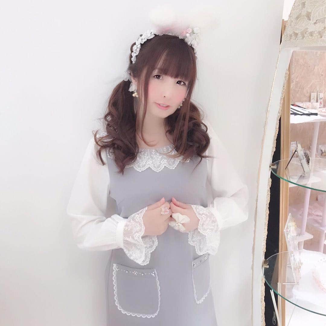 伊藤芽衣さんのインスタグラム写真 - (伊藤芽衣Instagram)「fancy'sさん （@db__pq ）のはぁとリング♡  ずっと応援してくださってる方が 池袋P’PARCO さま2Fで 開催中のKawaii☆Stars Shop!  でプレゼント してくださいました♡  じつは前回の納品から かわいいなぁと思っていた作品  お洋服を選ばない透明カラーが とっても気に入っています♡  この日は evelynさんの ワンピースに 合わせました…♡ #ハンドメイド #ハンドメイドアクセサリー #handmade  #カワスタ #kawaiistars  #ハンドメイドショップ  #池袋parco #池袋pparco  #kawaii #ハンドメイド好きさんと繋がりたい #ハンドメイド好き  #evelyn #エブリン #ガーリーコーデ #ツインテール」3月24日 12時45分 - itoumei