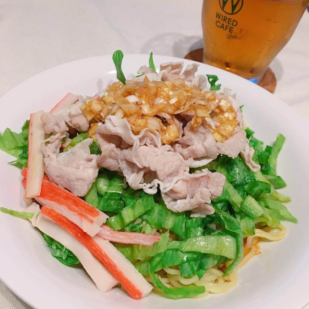 山西章博のインスタグラム：「今日のご飯。冷やし中華始めなのさ！ #冷やし中華 #はじめました  #冷豚しゃぶのせ #兆楽風冷豚しゃぶ #ガツンとにんにくソース #兆楽行きたなってきた #初心者主夫」