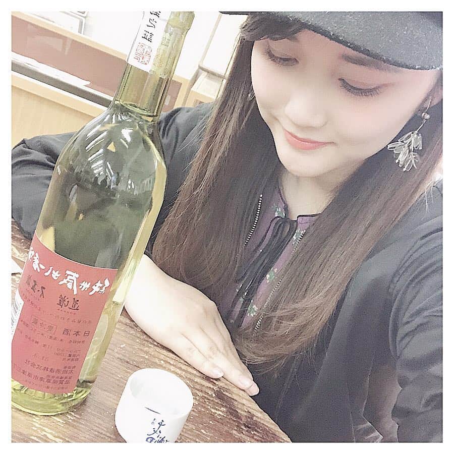 のインスタグラム：「#ボートレースびわこと人気酒造を巡る日帰りバスツアー 本日ゲスト出演させて頂いております💗まず最初は #太田酒造 さんで #美味しい #日本酒 を頂きました✨🍶フルーティーな香りで飲みやすかったよ😊日本酒あまり飲んだことない方もこれなら美味しく飲めると思うくらい飲みやすかったよ🙄💗( #道灌 )普段はなかなか入れない内部にも潜入できました💗いやーすごかったぁ✨👏 #ボートレースびわこ #バスツアー #日本酒 #酒蔵 #バスツアー #美味しい #おすすめ #道灌」