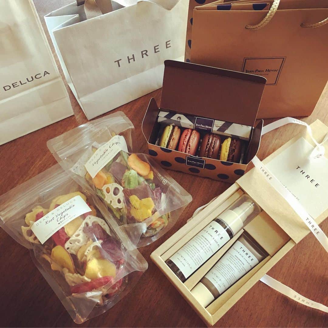 のインスタグラム：「お誕生日過ぎたのにまだバースデー気分で良いのだろうか♡ 昨日は幼馴染たちとランチして、変わんないなーとか笑いながら最後にサラッとプレゼントもらいました。 ありがとう！インスタあげたよ！笑  #ありがとう #幼馴染 #mybirthday」