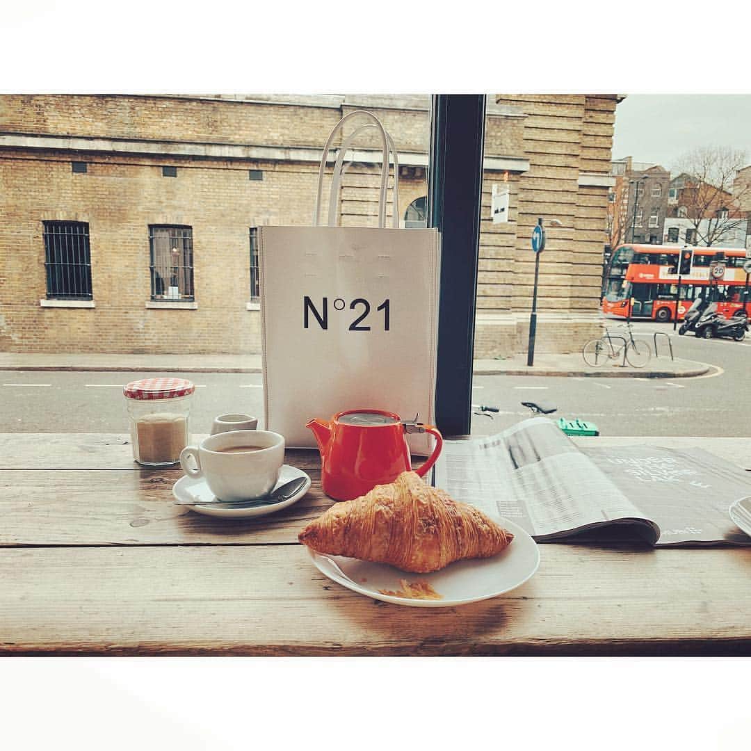 Taki Tanakaさんのインスタグラム写真 - (Taki TanakaInstagram)「@saekoofficial さえちゃんをリポスト。#saeko loves #N21 bag❤️ おはよう🥐🇬🇧✨ ロンドンは朝です☕️✨ #london  @iza_official @numeroventuno #instorenow #izastagram」3月24日 12時46分 - tanakataki