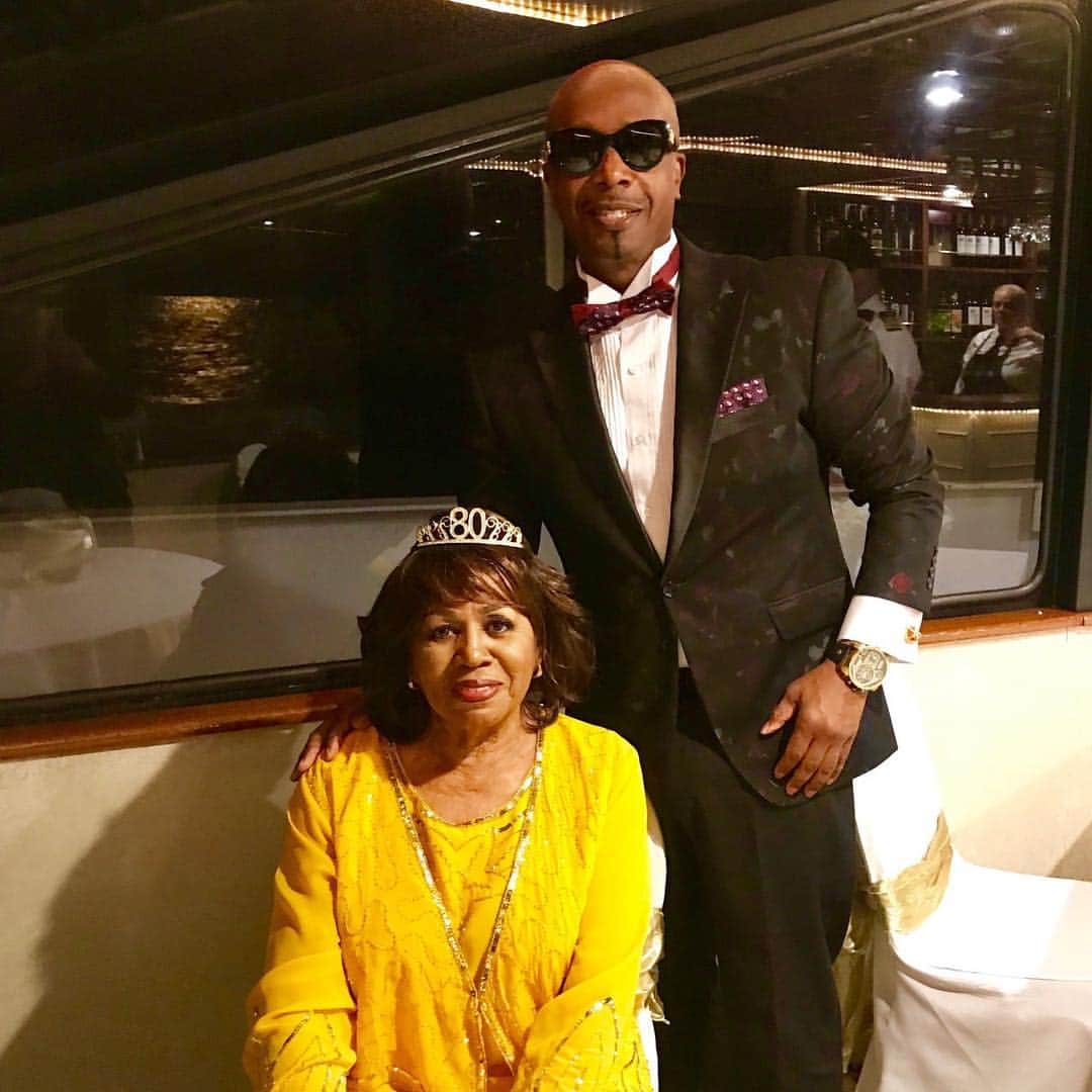 のインスタグラム：「Happy 80th Birthday Mama !!!! Gods Angel on Earth 🙏🏿🙏🏿🙏🏿 👼🏿 👼🏿 👼🏿」