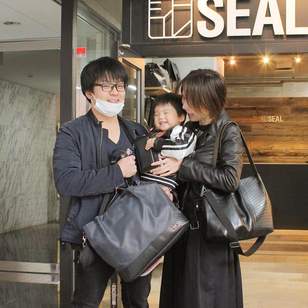 シールさんのインスタグラム写真 - (シールInstagram)「Happy sunday!  いつも笑顔でとても素敵なご家族。 みなさんでSEALを使ってくださりありがとうございます。  #SEAL #bag #seal_brand #upscycle #recycle #eco #バッグ #tyre #タイヤ #Japan #madeinJapan #メイドインジャパン #seal横浜店 #横浜 #みなとみらい」3月24日 12時49分 - seal_brand