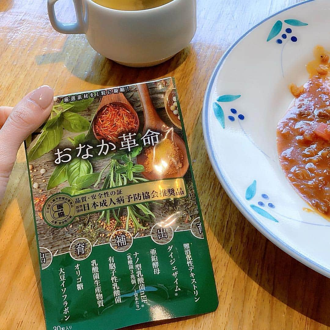 池田るりさんのインスタグラム写真 - (池田るりInstagram)「. おなかぺこぺこだったので、ランチはカフェでデミグラスソースのオムライスに🥚 美味しかったな〜☺️✨ . こってり系や油っこいお食事、お酒は腸内細菌を減少させてしまうと聞き、最近気になる時に飲みだしたおなか革命 @onakakakumei のサプリ。 . 腸内環境に革命を起こす厳選素材を一粒に凝縮したサプリで、@コスメで1位を獲得していて口コミが良かったので選んでみました♡ . 体に溜まった不要物質を排出し菌が正常に働ける環境に整え、不足しがちな良い腸内細菌を補給してくれるのだそう👀 . 免疫力の70%は腸が司っているそうなので、今からきちんとケアしていこうと思います😊 . . #おなか革命 #腸活 #腸内環境 #免疫力強化 #サプリ #サプリメント #腸内環境革命 #腸は第二の脳 #腸内環境が崩れやすい時代 #サプリメント #ランチ #lunch #オムライス」3月24日 12時55分 - ruri_ikeda