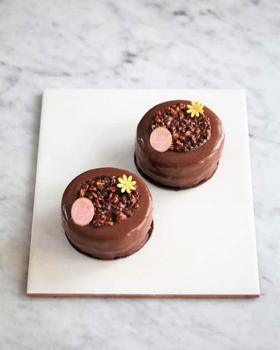 のインスタグラム：「Life is short, so let’s keep it sweet | Tonka Nana | tonka beans infused 70% choc mousse, banana passion fruit compote, choc almond streusel, sacher sponge, sable cocoa, cocoa nibs nougatine  Happy to launch sth different and I love this because it has plenty of crunchy textures to it 😋✌🏻 Took the liberty to change everything from milk to dark chocolate to balance the sweet and tangy banana passionfruit layer inside.  If you like to try, orders are open (link in profile page) but this will only be available for a limited period cos there’s many other things I wish to make and eat 😆 • • #dairycreamkitchen #singapore #sgbakes #tokyo #desserts #igersjp #sgcakes #japan #yummy #igfood #love  #foodporn #igsg  #instafood #foodspotting #vscofood #gourmet #カフェ #onthetable  #bonappetit #cafe #ケーキ #デザート #スイーツ #cake #delicious #chocolate #banana #kawaii #beautifulcuisine」