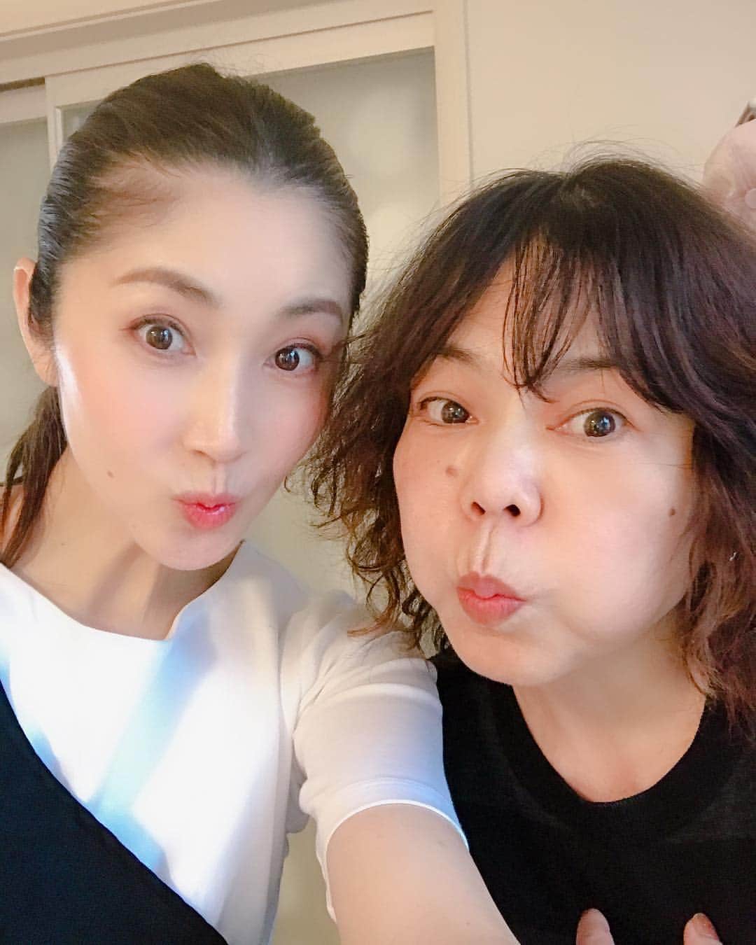 芦田桂子さんのインスタグラム写真 - (芦田桂子Instagram)「私のプライベートサロン@Graces_beaute 初のお客様は大阪時代お世話になったスタイリストさん @le.page.yumiko が来てくださいました🌸 ✴︎ 東京に出張きてる間にエステをと連夜必死にお片付け💦 少々見切り発車でしたが何とかオープン間に合いました✨ トーンアップ、リフトアップ共に喜んで頂いて私も嬉しかったな❤️ ✴︎ 本来のモデル業と並行に美容と健康の癒し空間としてサロン事業も育てて行きたいと思っております。 皆さま応援よろしくお願い致します✨ ✴︎ #超プライベートサロン  #ご紹介制プライベートサロン  #お祝いの桜🌸ありがとうございます #スッピン写真なのにご登場ありがとう✨ #ゆみこさんキレイすぎるやろ✨ #サクラサク 🌸 #サロンでお花見🌸 #美容と健康  #癒しサロン #ホワイトニング #リフトアップ #ヨモギハーブスチーム🌿 #カラダ温め  #漢方 #オリエンタルハーブ🌿 #妊活  #肌の悩み #女性の悩み #人生の悩みも❤️ #私に任せて  #model #フェイシャルセラピスト #漢方スタイリスト #芦田桂子」3月24日 13時01分 - keiko_ashida