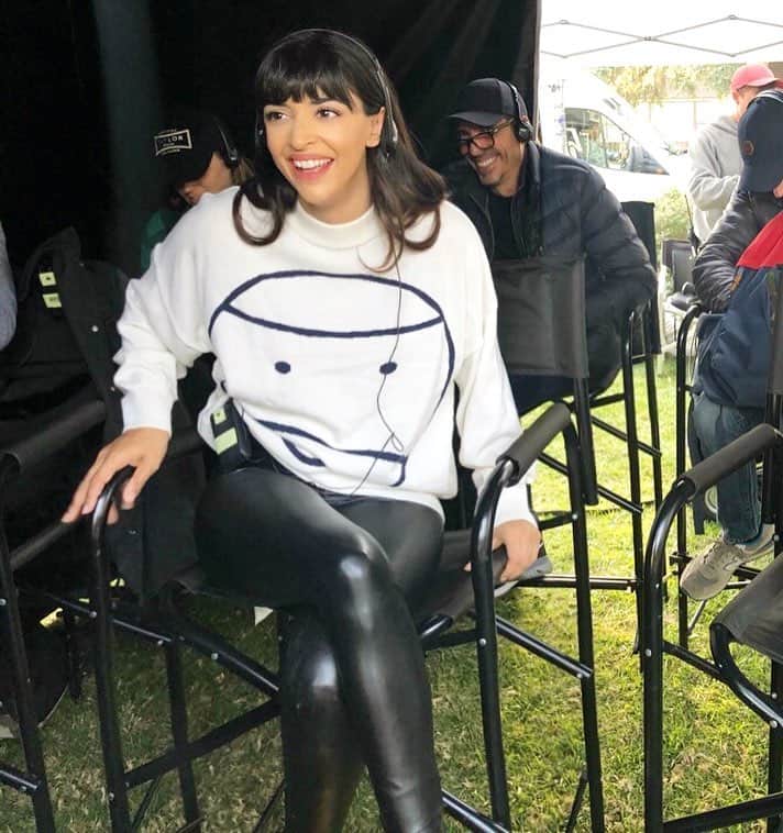 ハンナ・シモンさんのインスタグラム写真 - (ハンナ・シモンInstagram)「First week of shooting wrapped! This is my first time as an Executive Producer of a network pilot. A pilot about my family in America going through the weird ups and downs that all families face. My baby brother took this photo of me watching the talented cast do comedy acrobatics. Even if this is the only episode I ever make of this show I am the luckiest person in the world. 📺👨‍👩‍👧‍👦❤️」3月24日 13時06分 - therealhannahsimone